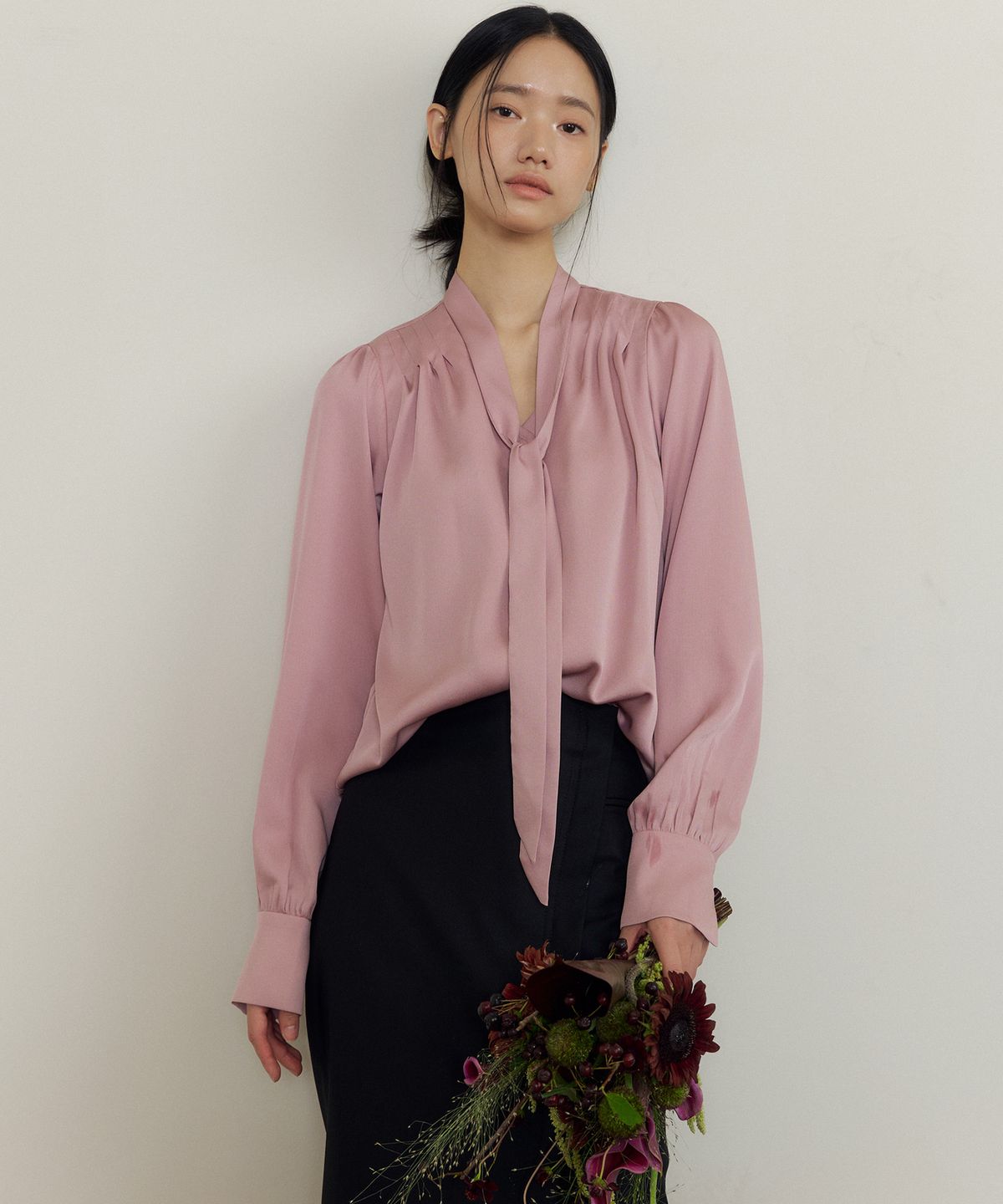 루시르주(LUCIR ZU) Soft Drape Tie-Neck V-Blouse (muted Pink)