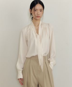 Soft Drape Tie-Neck V-Blouse (cream)