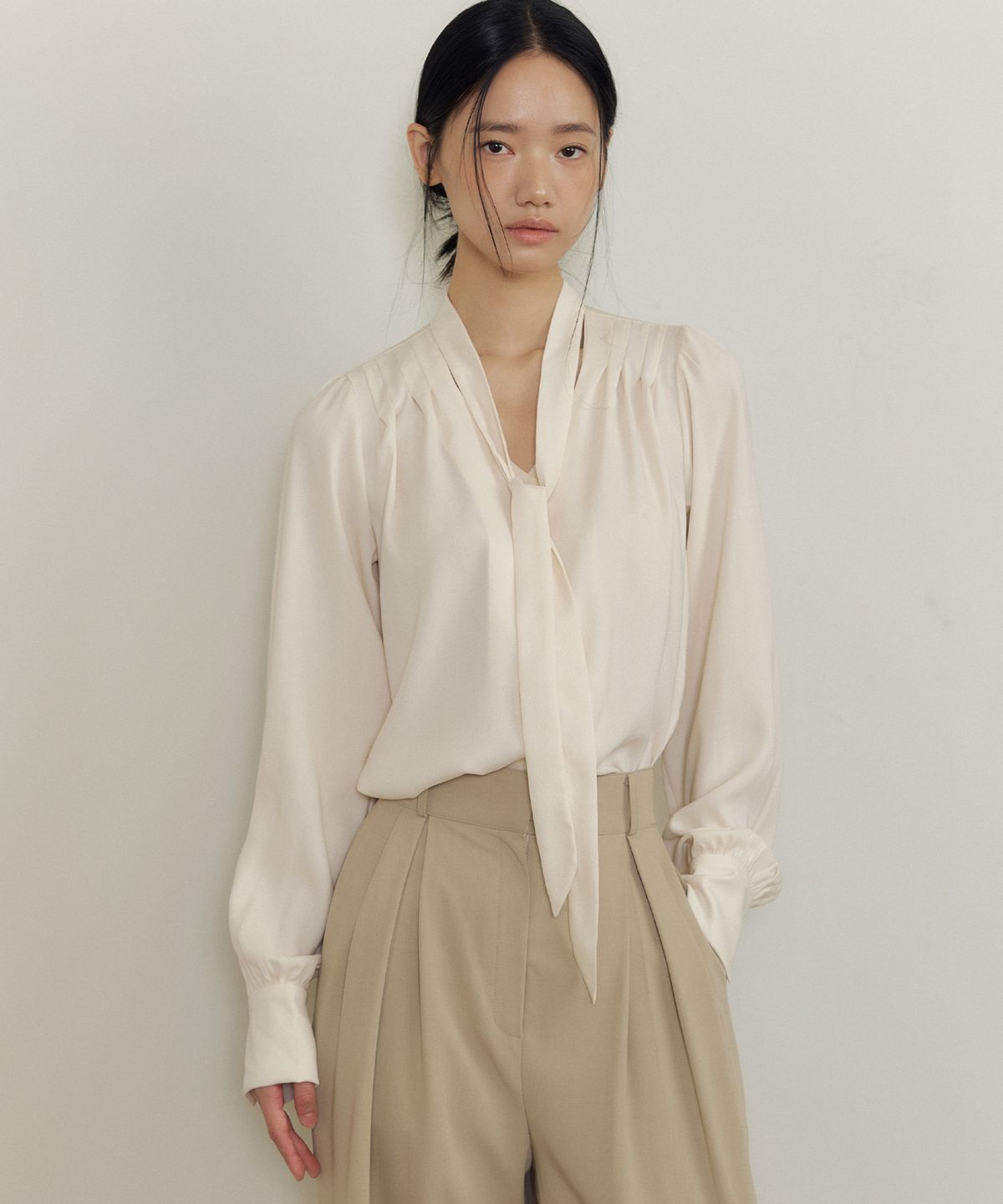 루시르주(LUCIR ZU) Soft Drape Tie-Neck V-Blouse (cream)