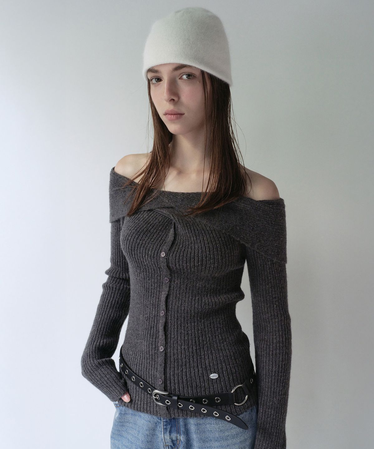 로라로라(ROLAROLA) WOOL BLENDED TWIST BUTTON OFF SHOULDER KNIT CHARCOAL