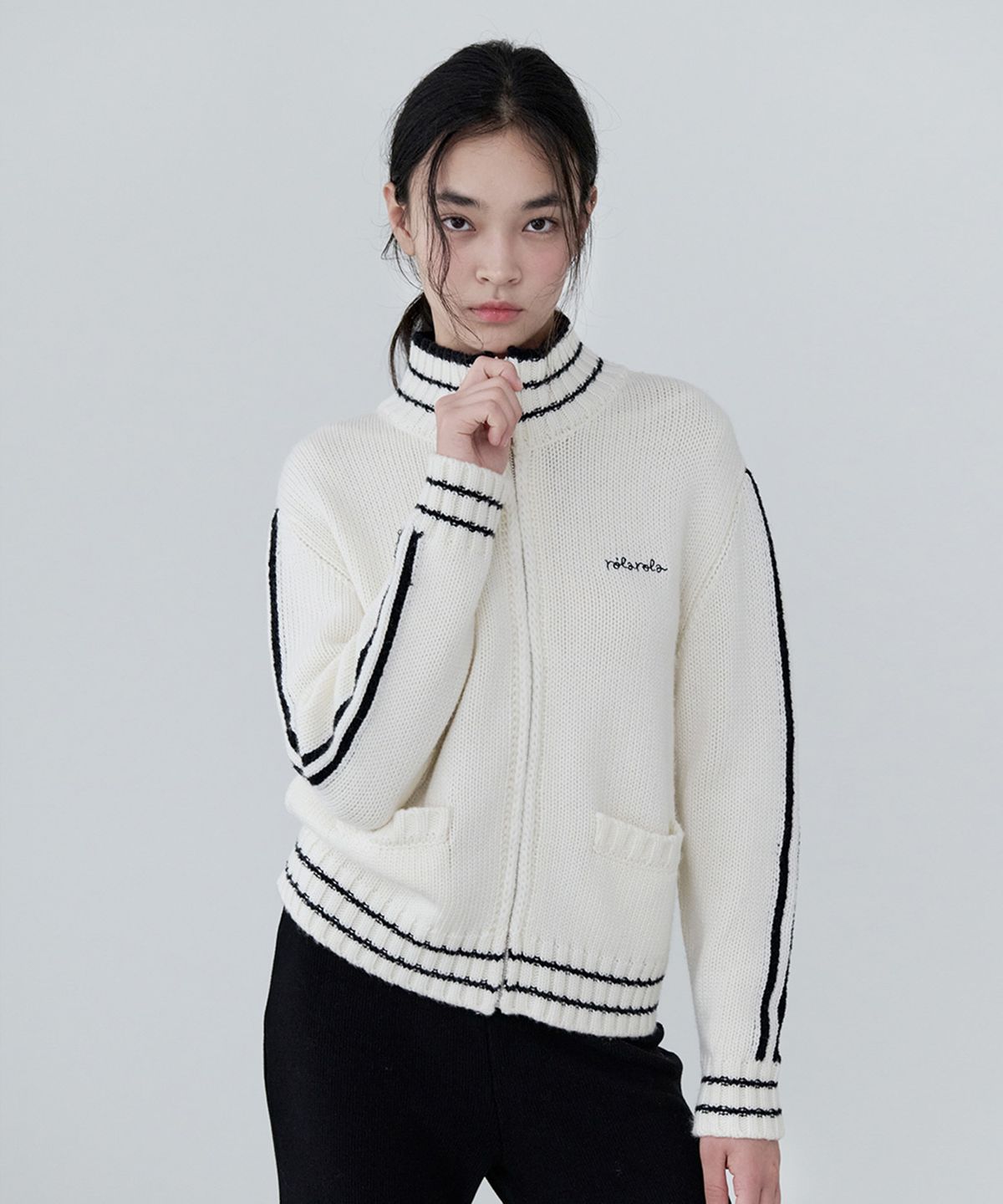 로라로라(ROLAROLA) MAISON DE ROLA EMBROIDERY WOOL BLENDED KNIT ZIP-UP IVORY