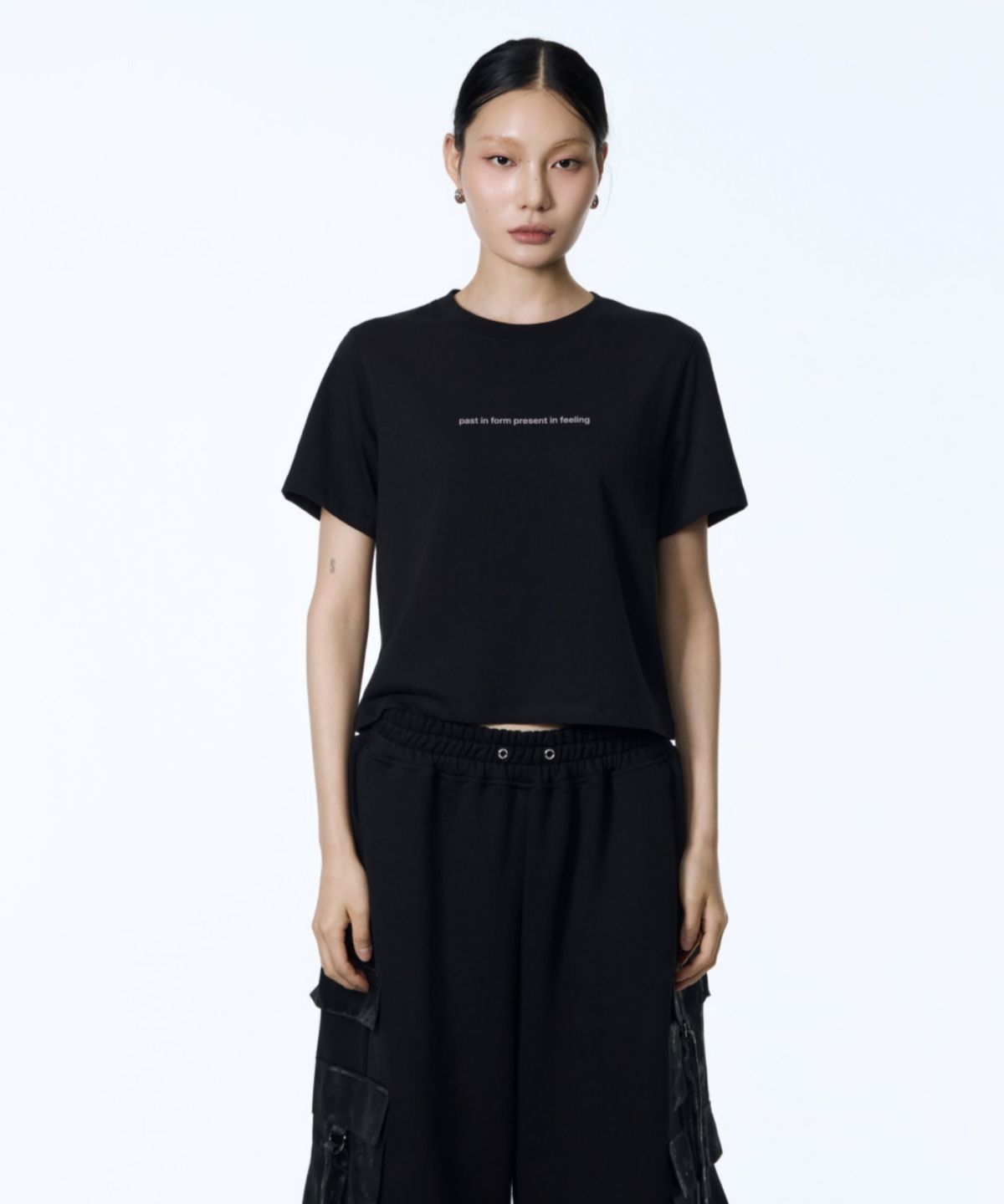 칠 하나 투 구육(71TO96) Lettering Crop T-shirt (Black)