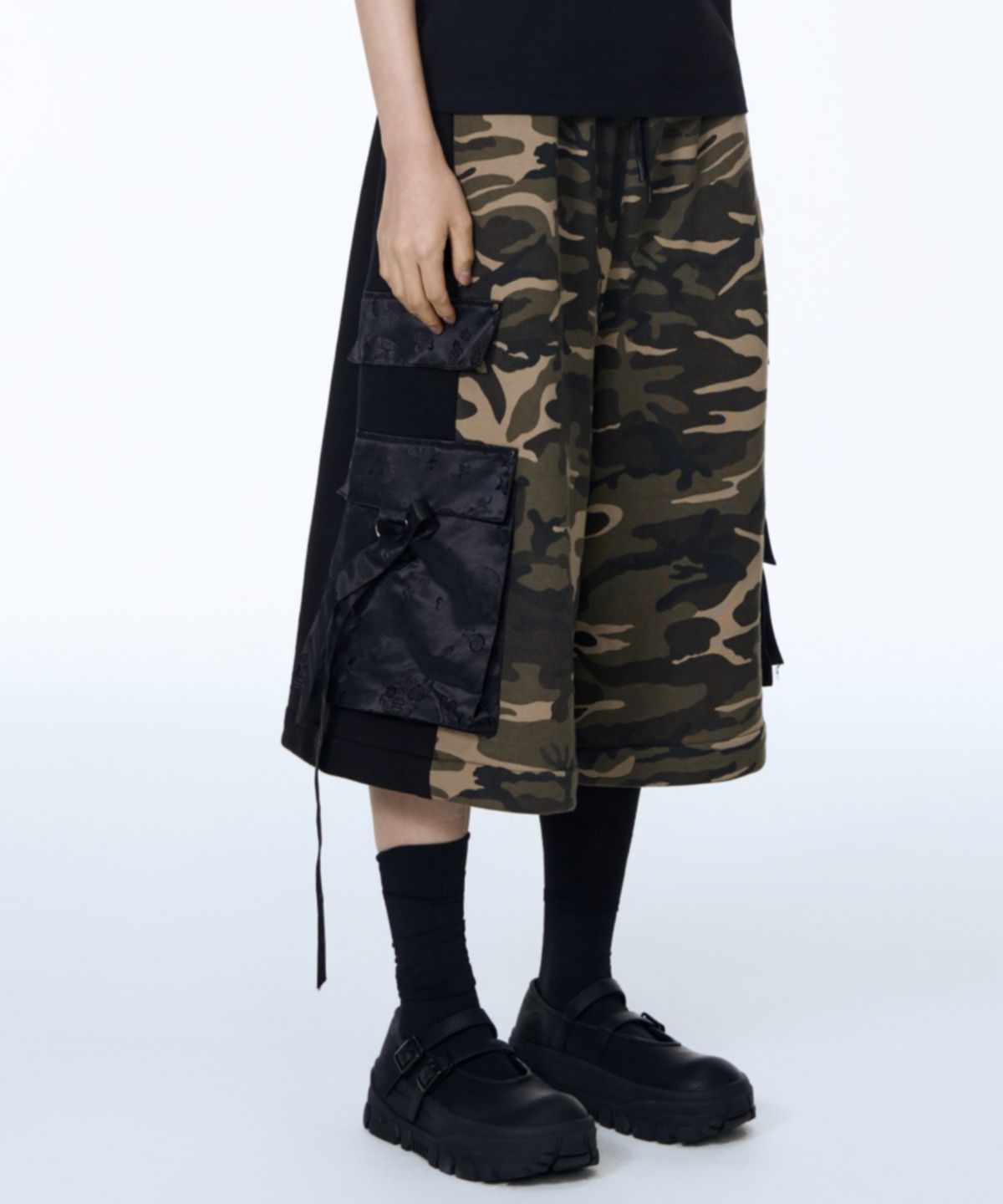 칠 하나 투 구육(71TO96) Hanbok Fabric Cargo Bermuda Pants (Beige Camo)