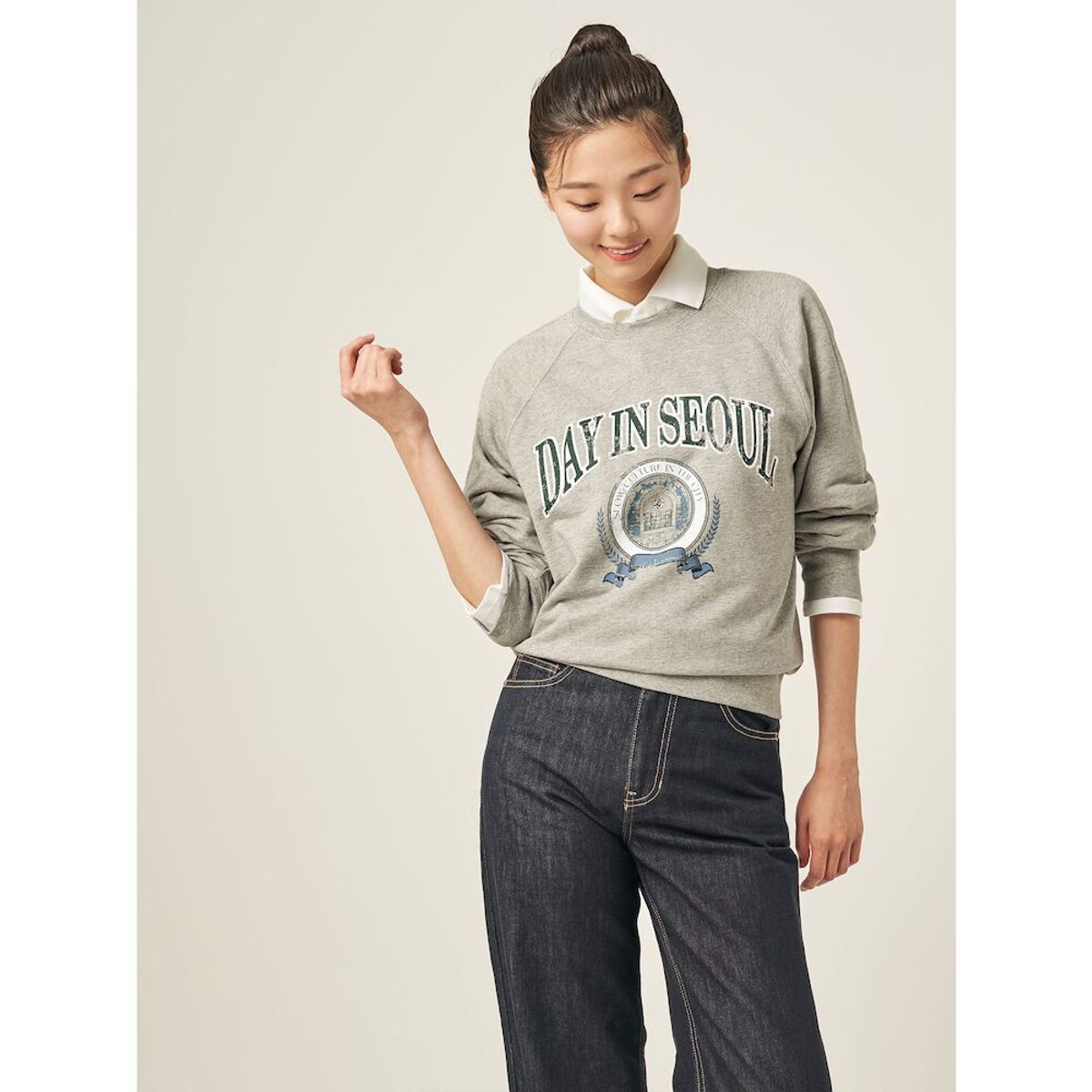빈폴 레이디스(BEANPOLE LADIES) 면 혼방 빈티지 그래픽 스웨트 셔츠  그레이 (BF5841C023)
