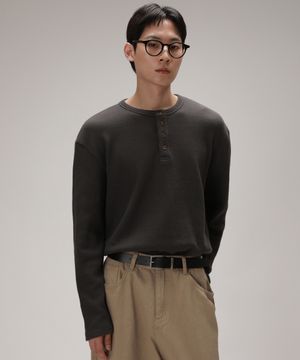 베이직 헨리넥 와플 롱슬리브_차콜