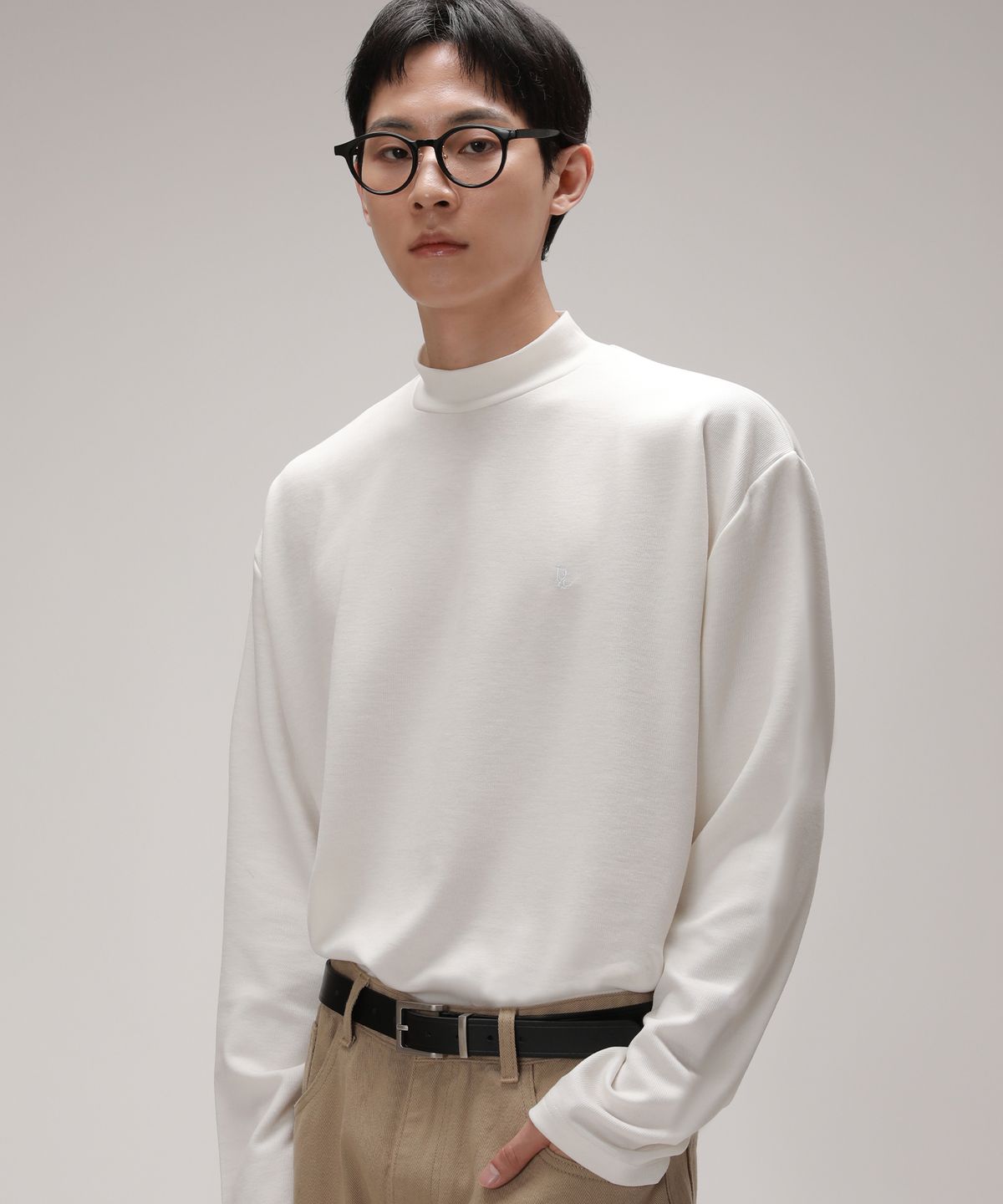 디벨로브(DEVELOVE) 에센셜 세미 오버핏 모크넥 니트_아이보리