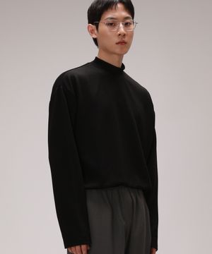 에센셜 세미 오버핏 모크넥 니트