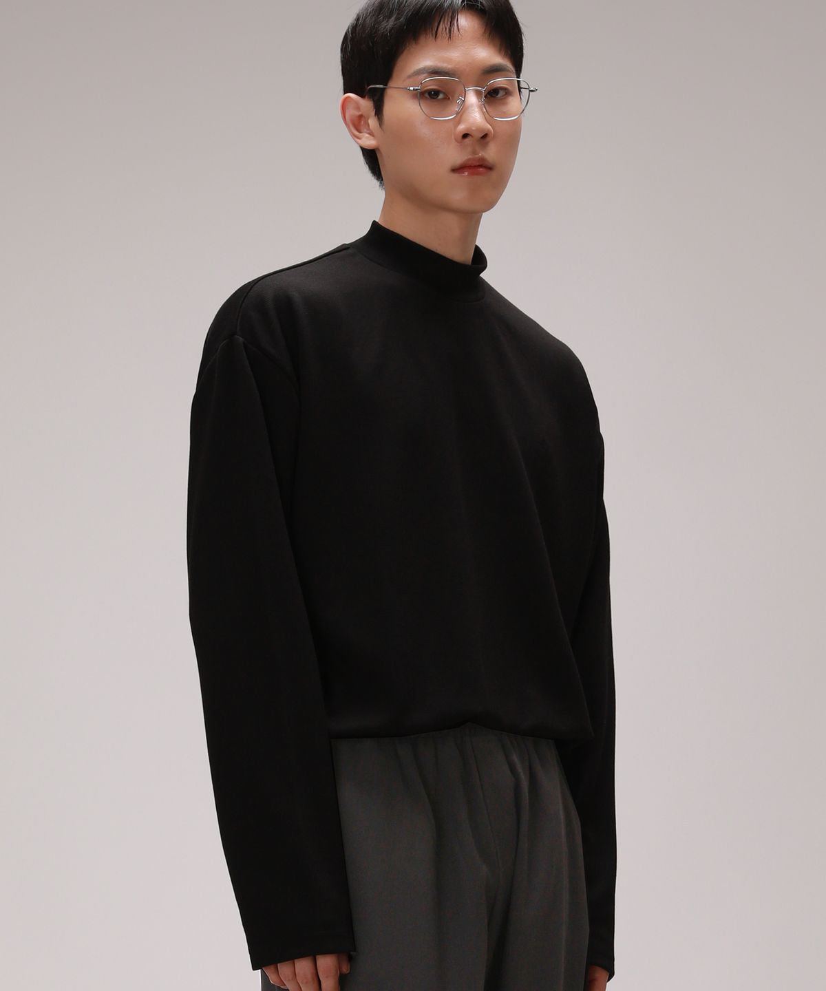 디벨로브(DEVELOVE) 에센셜 세미 오버핏 모크넥 니트