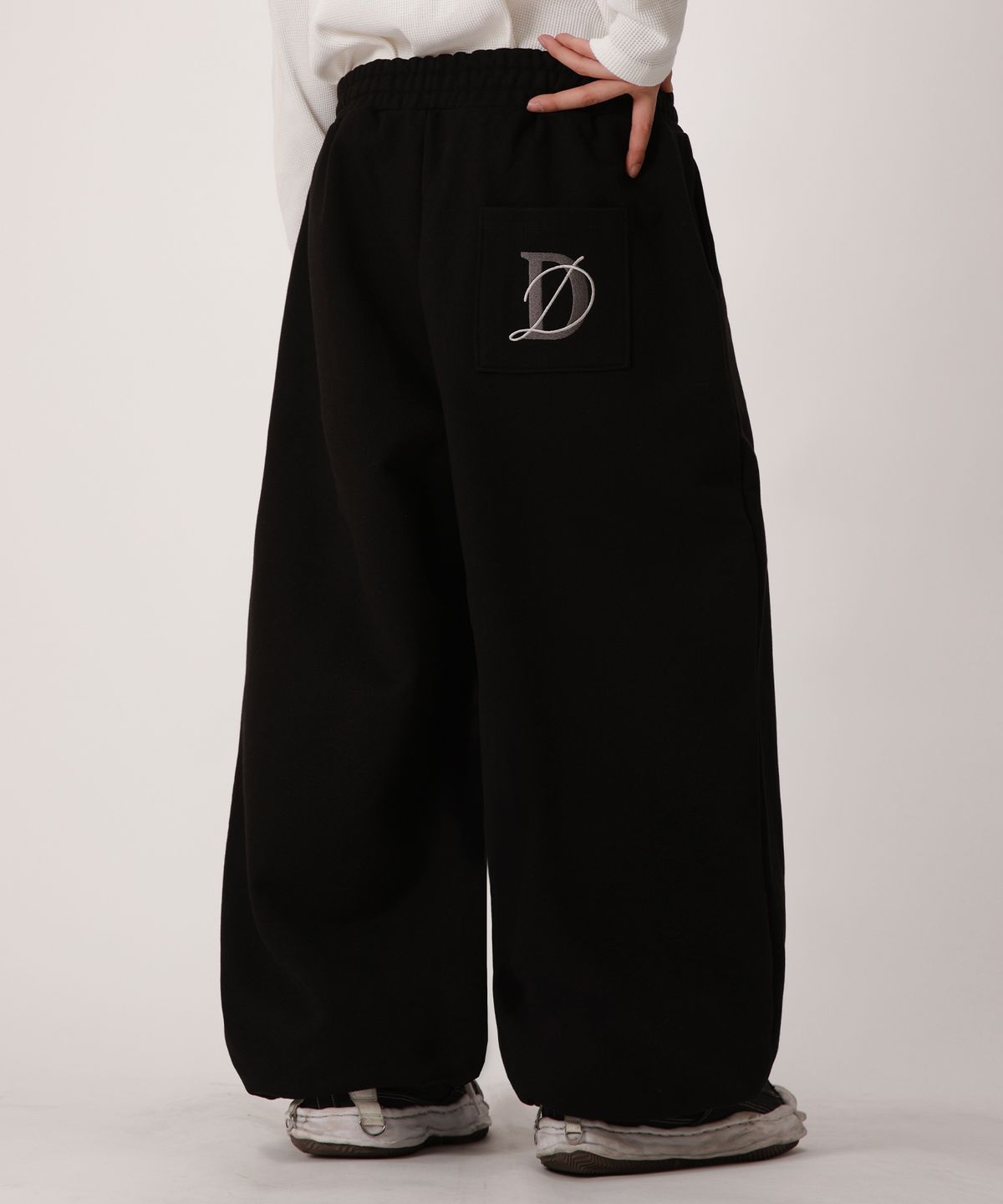 디벨로브(DEVELOVE) 클래식 자수 로고 와이드 조거 팬츠_블랙
