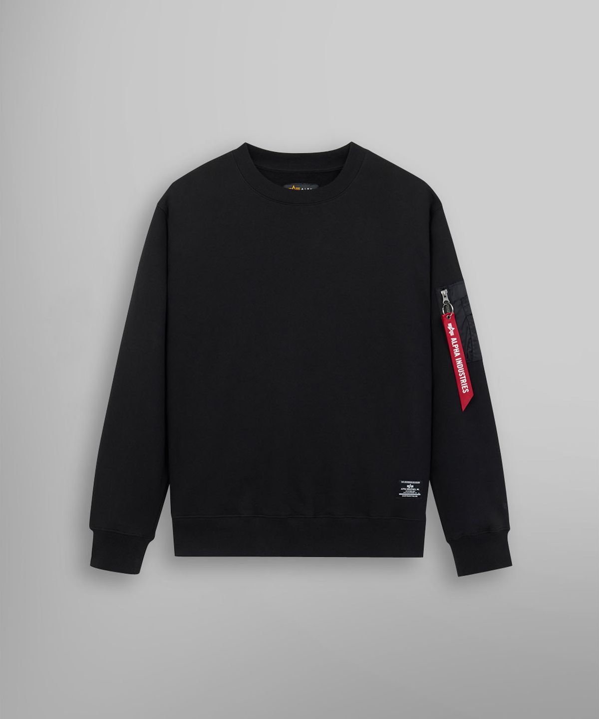알파 인더스트리(ALPHA INDUSTRIES) 유틸리티 포켓 크루 릴렉스 핏 스웻셔츠 블랙