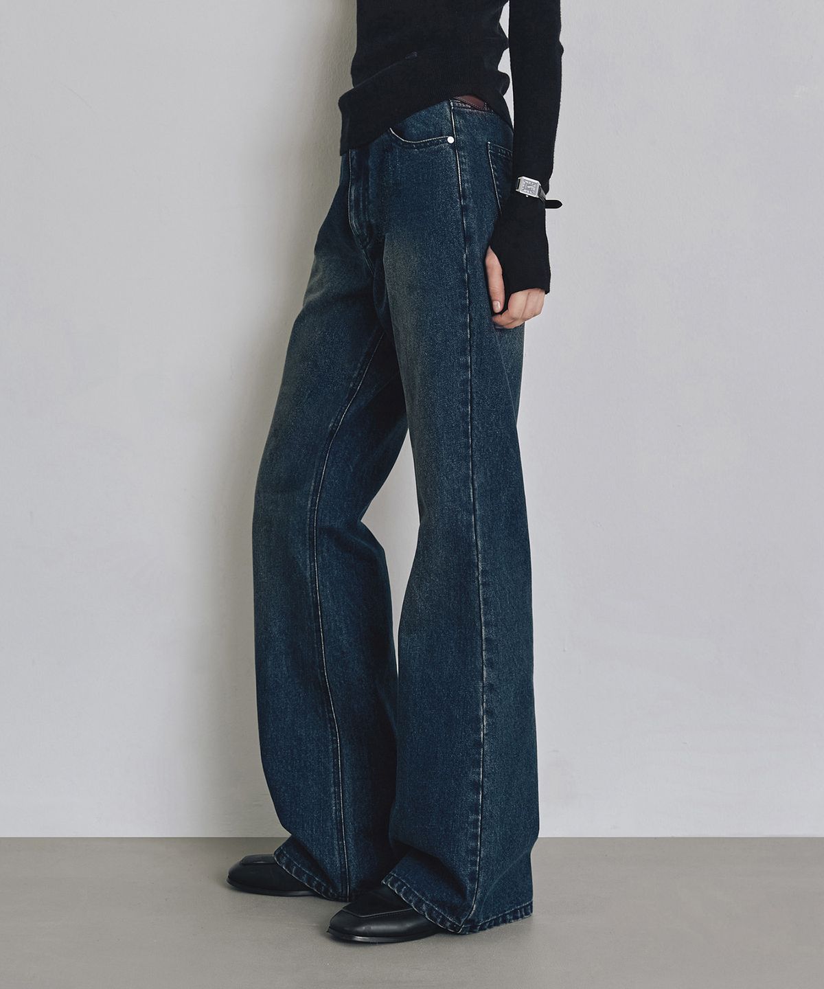 커스텀어클락 우먼(COSTUMEOCLOCK WOMAN) 루즈핏 부츠컷 데님 팬츠 다크블루 COWPT002DBLUE