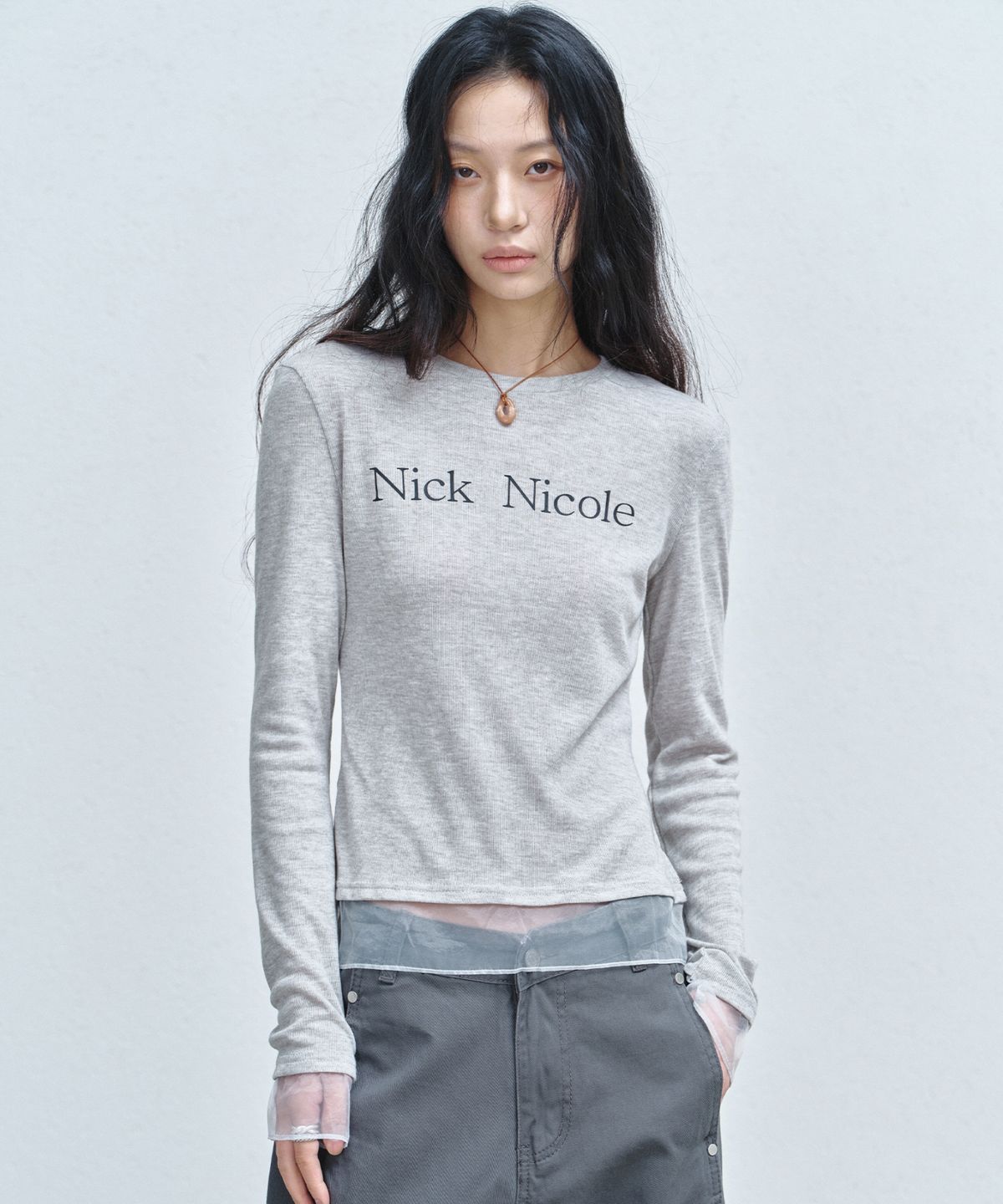 닉앤니콜(NICK&NICOLE) NICOLE SHEER LAYERED LOGO SLEEVE TOP_GRAY
