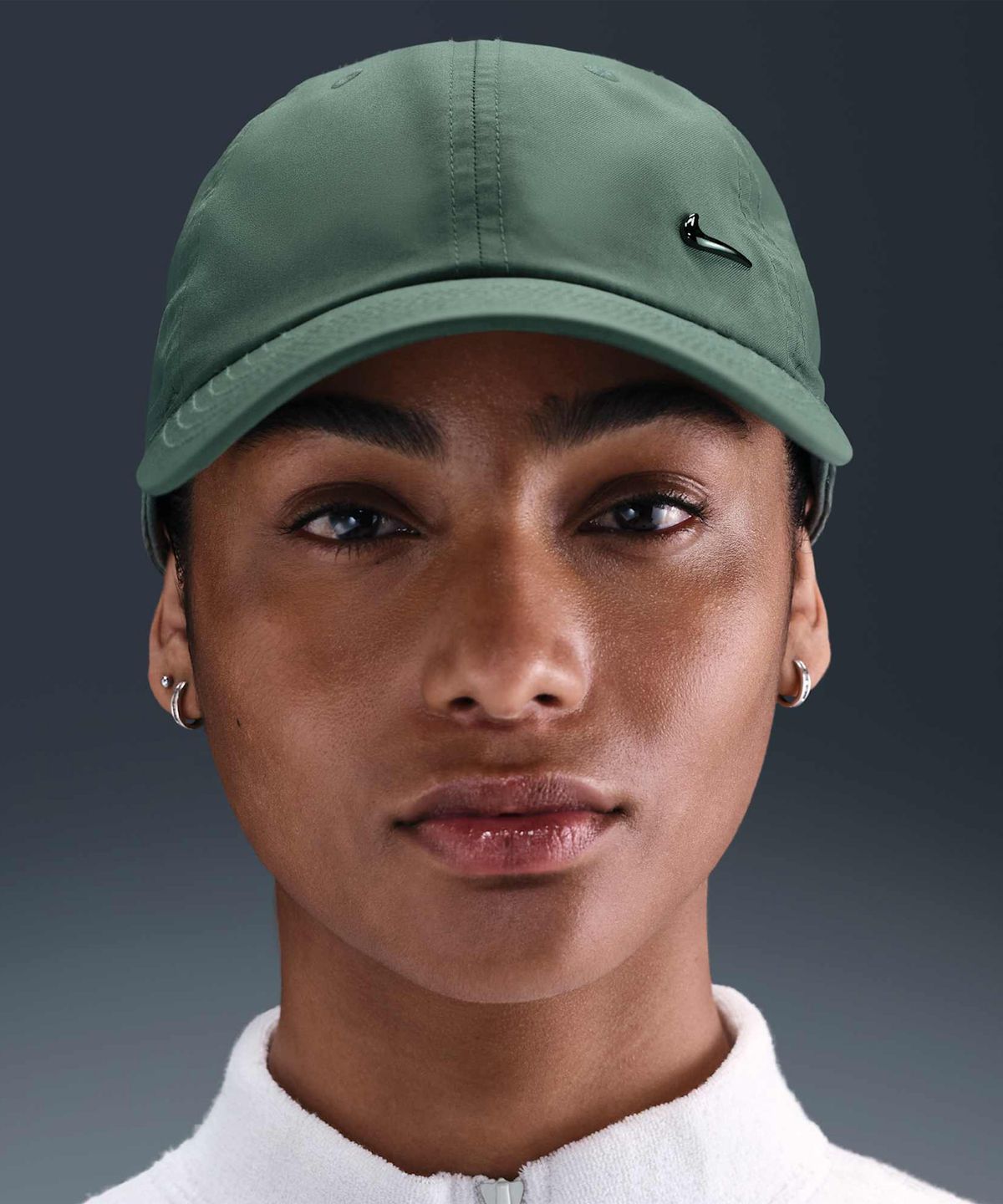 나이키(NIKE) 드라이 핏 클럽 언스트럭처 메탈 스우시 캡 - 클레이 그린:메탈릭 블랙 / FB5372-364