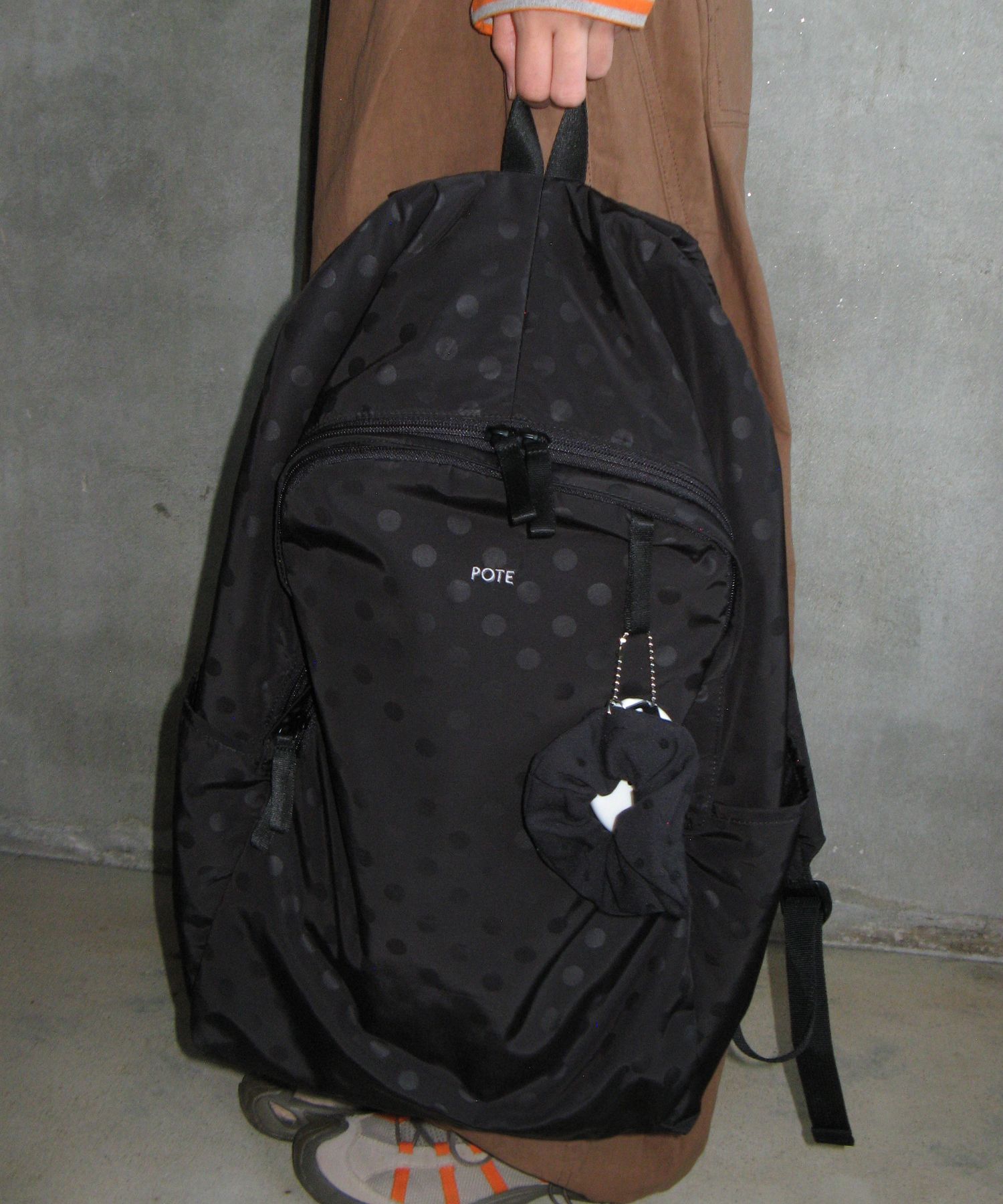포테(POTE) 0006 HideSlot Classic Backpack (L)_Dot Black - 사이즈