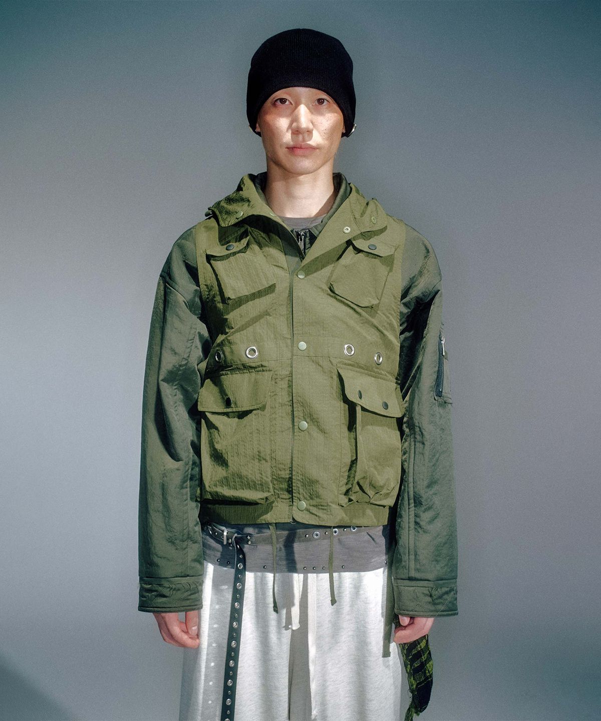 베이컨트 아카이브(VACANT ARCHIVE) MEN BROOK CARGO HOODIE VEST KHAKI