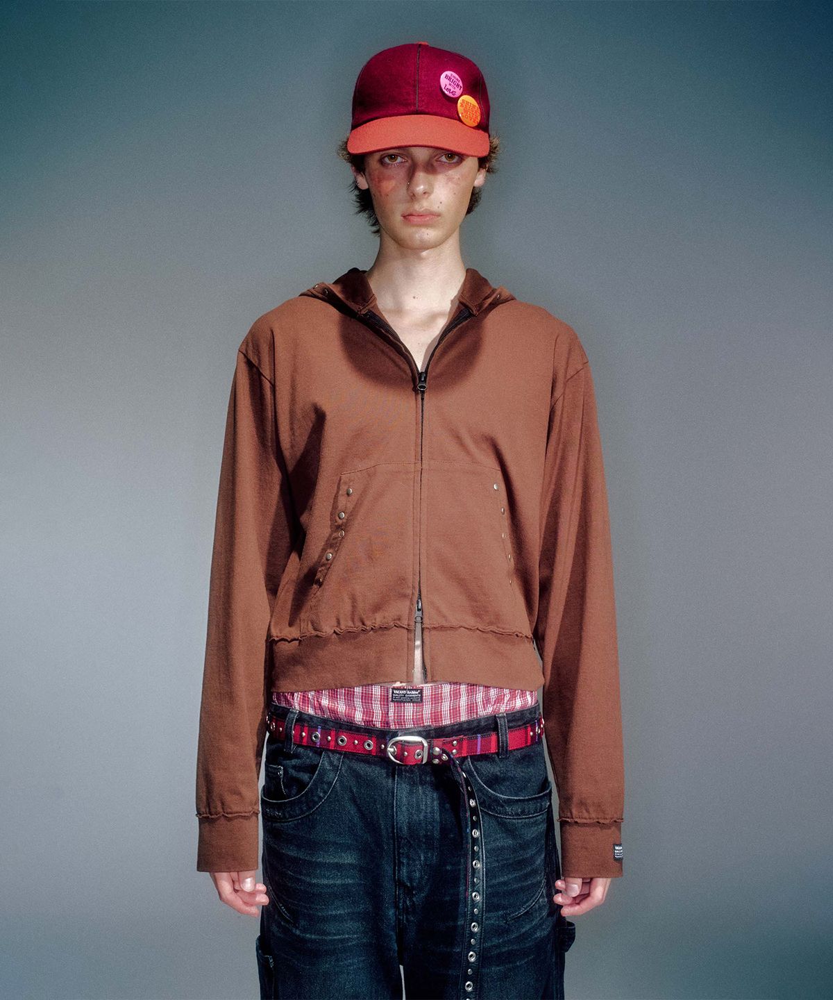 베이컨트 아카이브(VACANT ARCHIVE) MEN CAPPY STUD HOODIE ZIP-UP BROWN