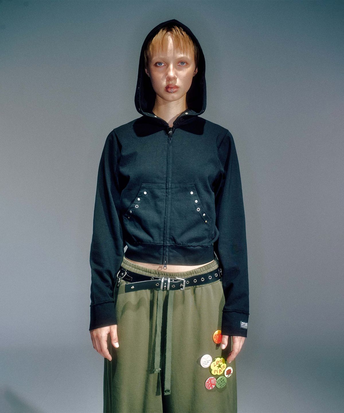 베이컨트 아카이브(VACANT ARCHIVE) WOMEN CAPPY STUD HOODIE ZIP-UP BLACK