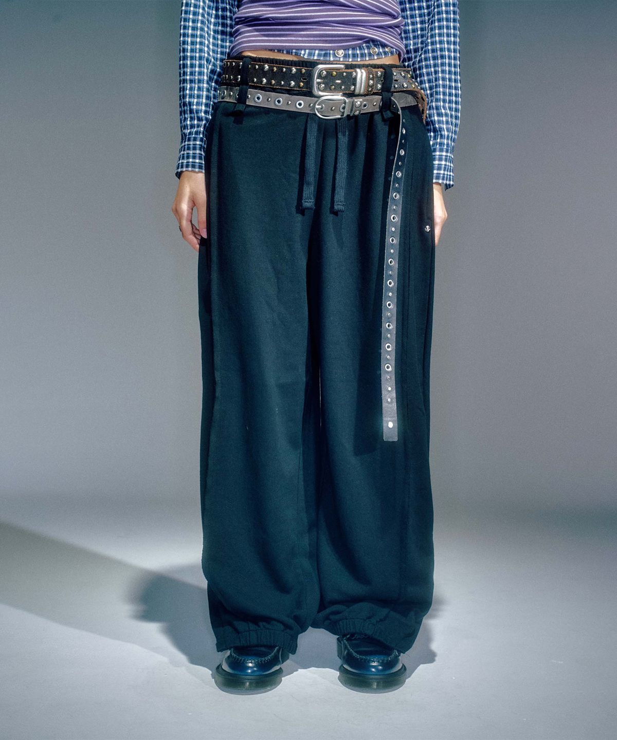 베이컨트 아카이브(VACANT ARCHIVE) WOMEN JOAN SEAMLINE TRACK JOGGERS NAVY