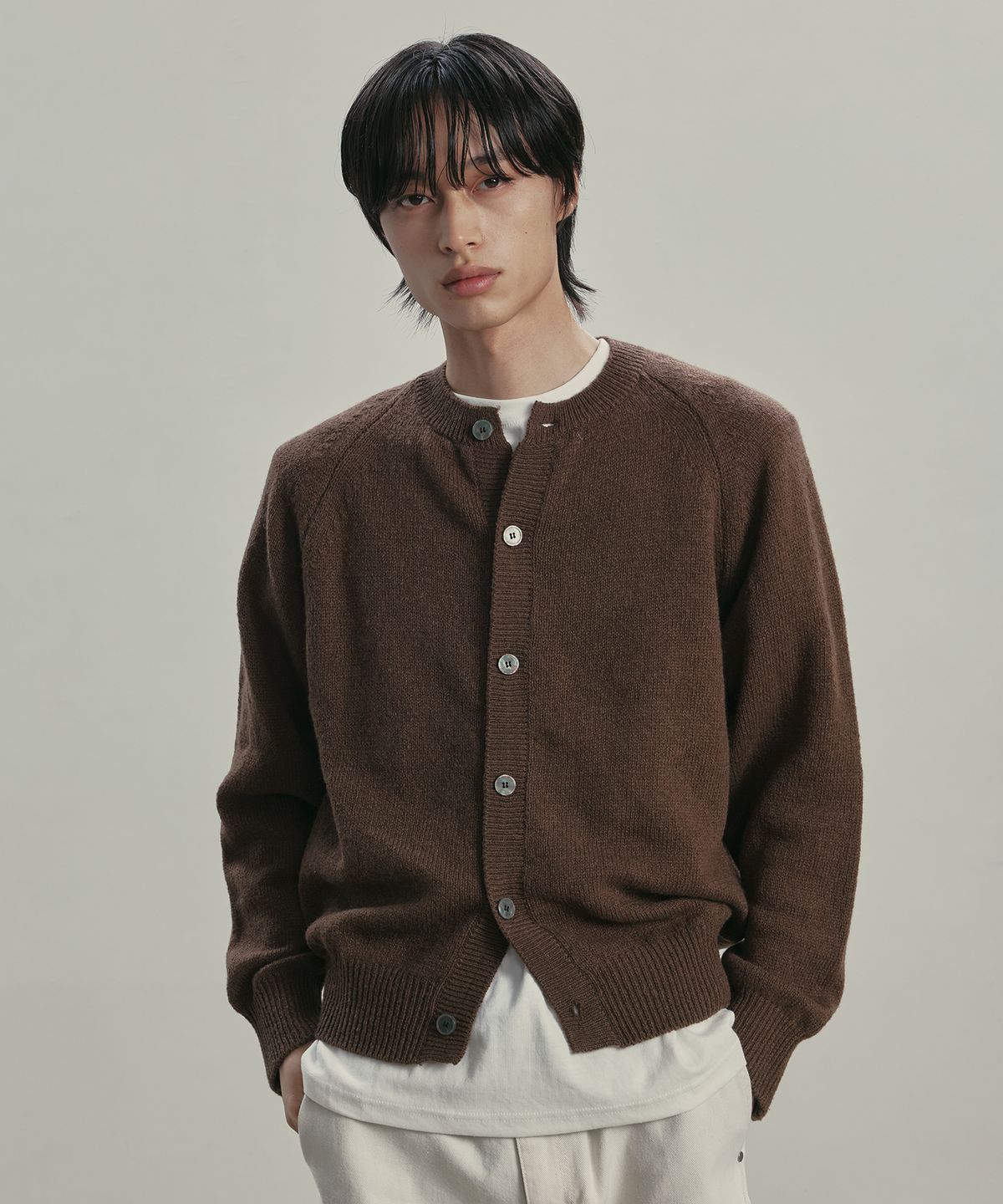 니티드(KNITTED) 쉐기독 울 100 라운드 가디건 BROWN