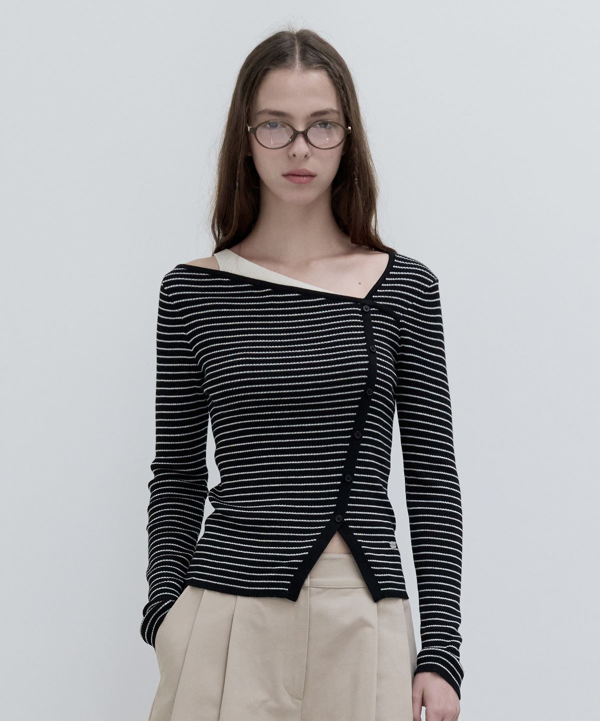 로라로라(ROLAROLA) WOOL BLENDED CUT OUT BUTTON KNIT BK+IV