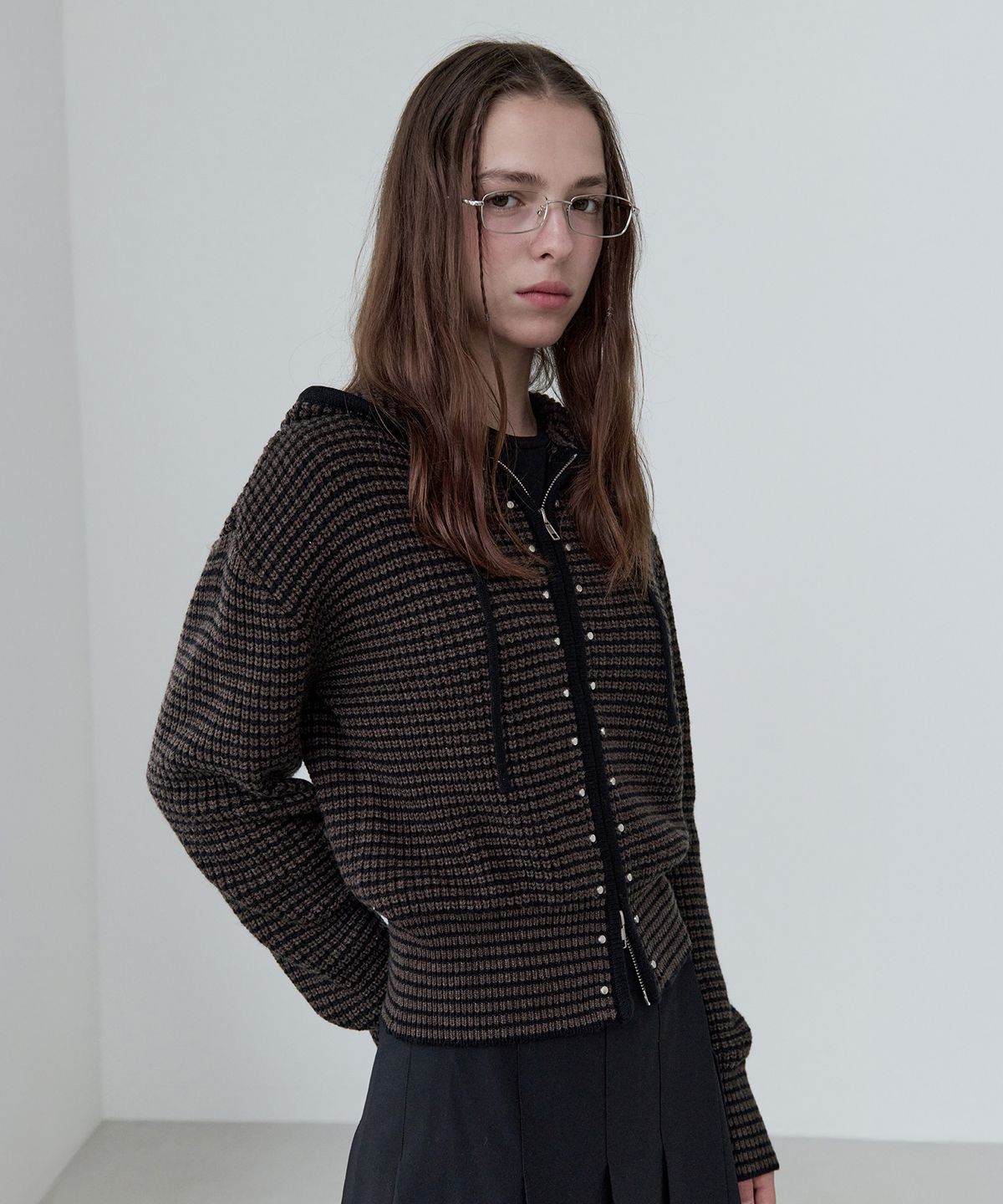 로라로라(ROLAROLA) STUD KNIT HOODED ZIP-UP BROWN