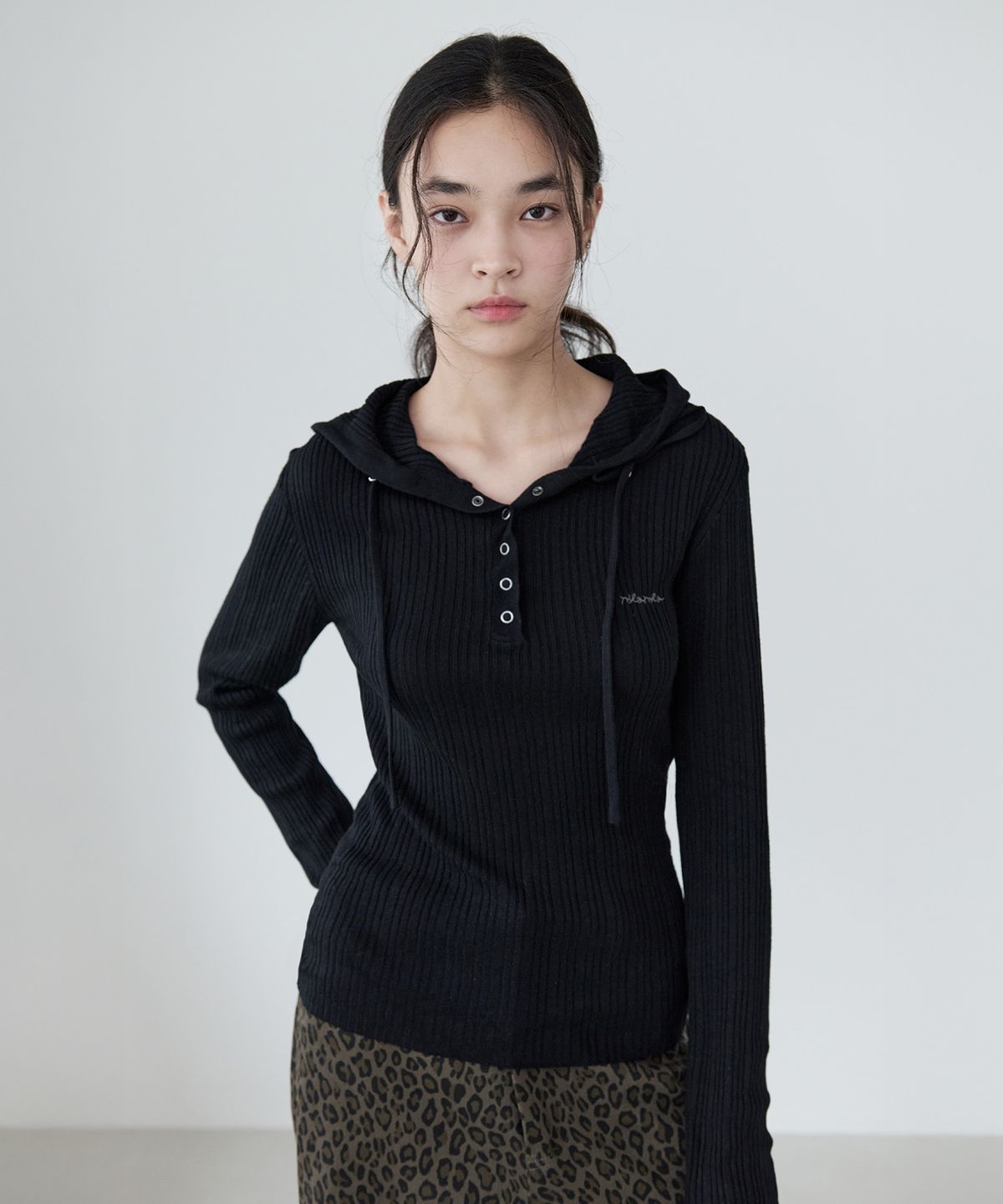 로라로라(ROLAROLA) SLIM FIT WOOLLIKE HOOD KNIT BLACK