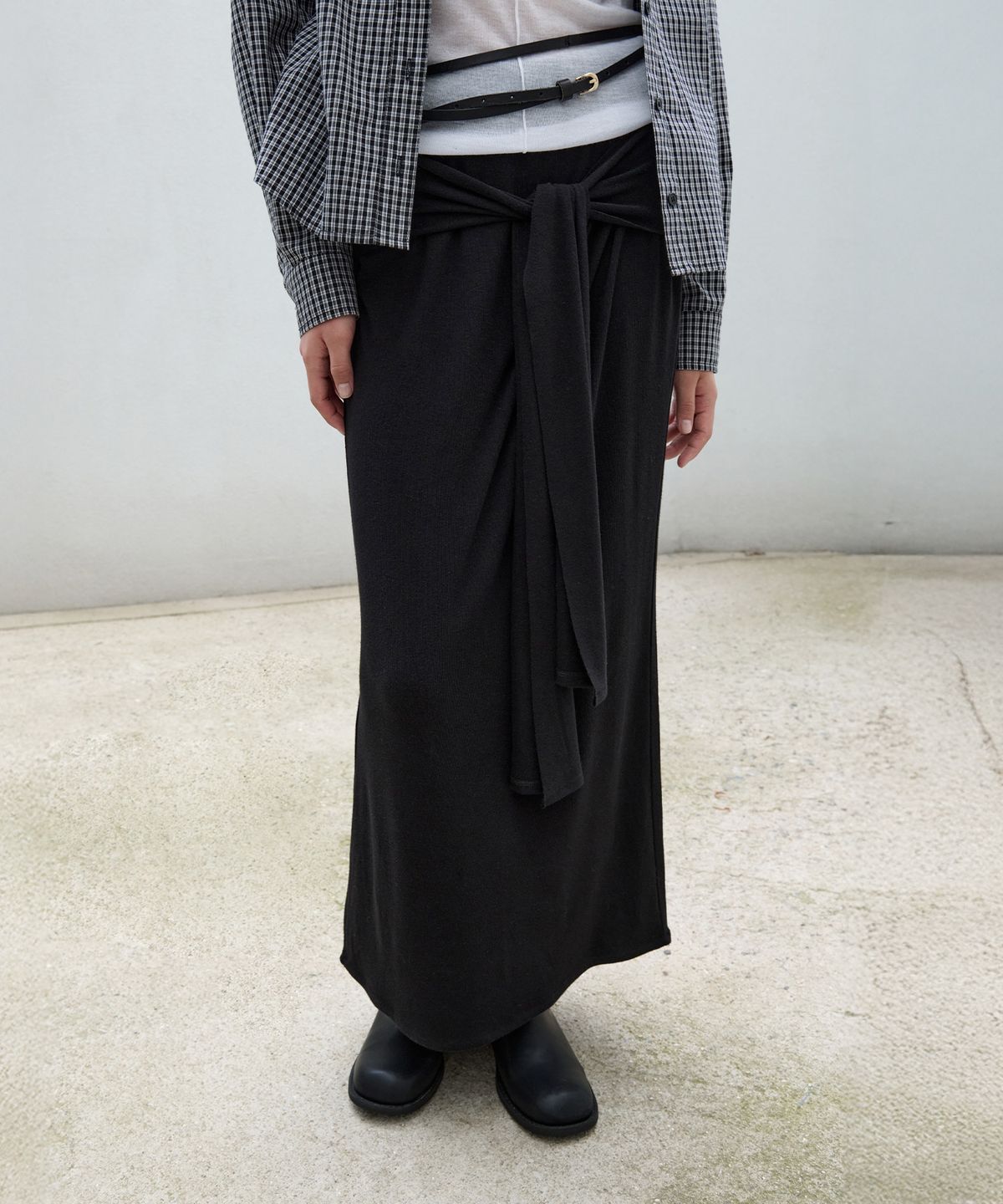 로라로라(ROLAROLA) FRONT TIE LONG SKIRT BLACK