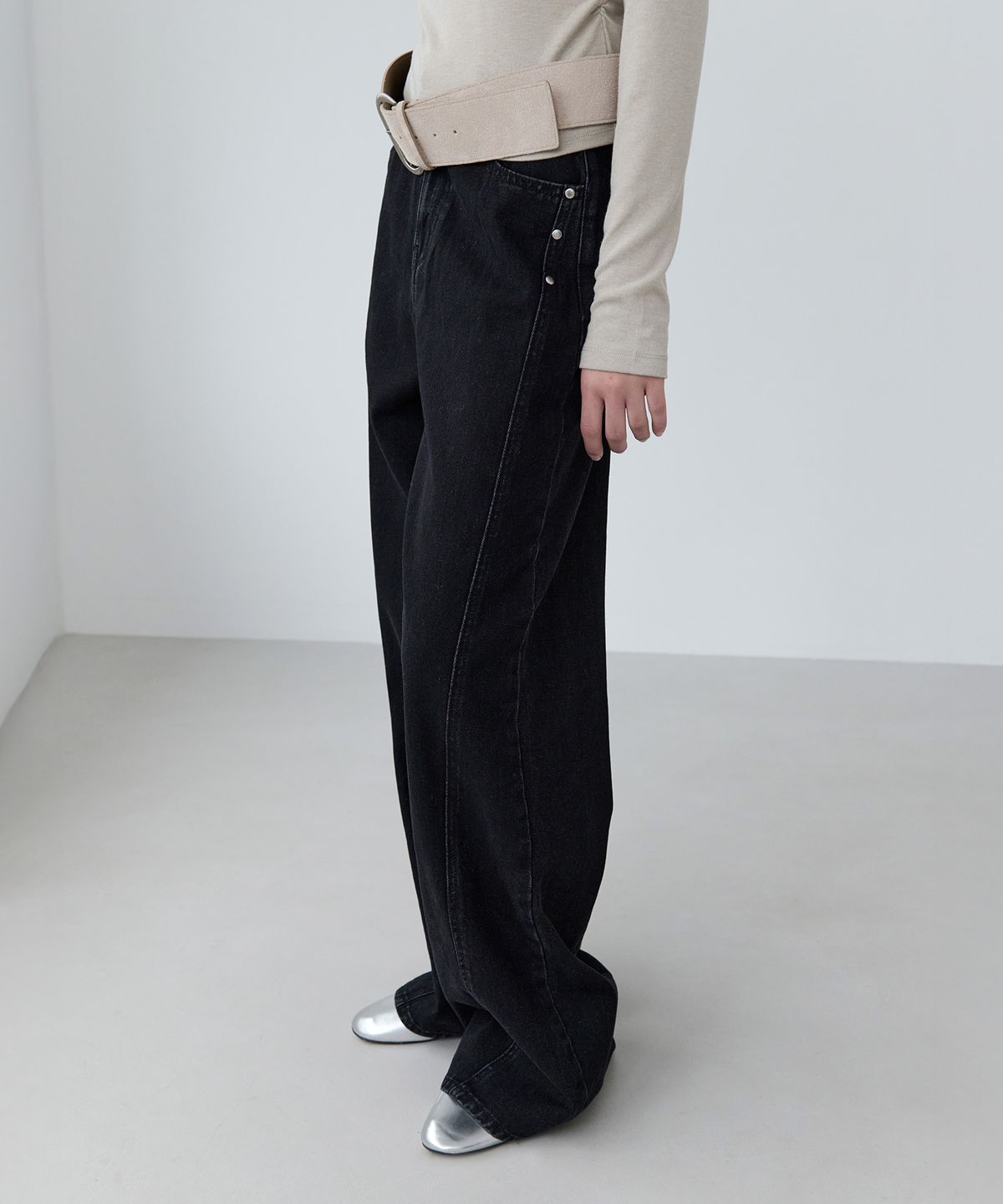 로라로라(ROLAROLA) CURVED RIVET WIDE DENIM PANTS BLACK