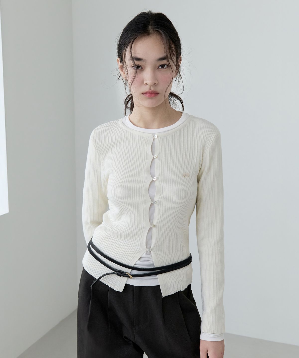 로라로라(ROLAROLA) BUTTON POINT SLIM CARDIGAN IVORY