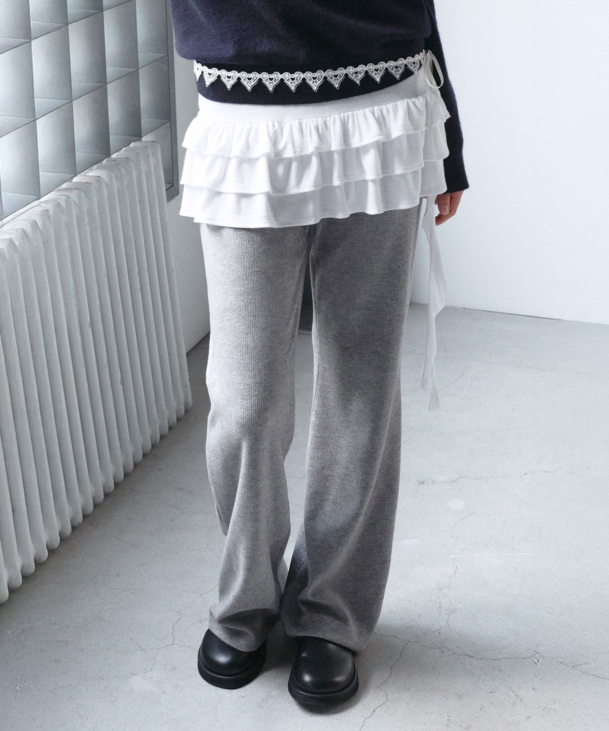 로라로라(ROLAROLA) BOOTS CUT KNIT PANTS GRAY