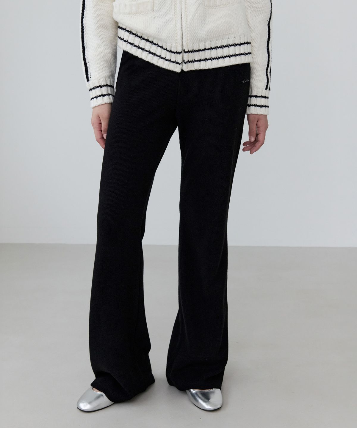 로라로라(ROLAROLA) BOOTS CUT KNIT PANTS BLACK