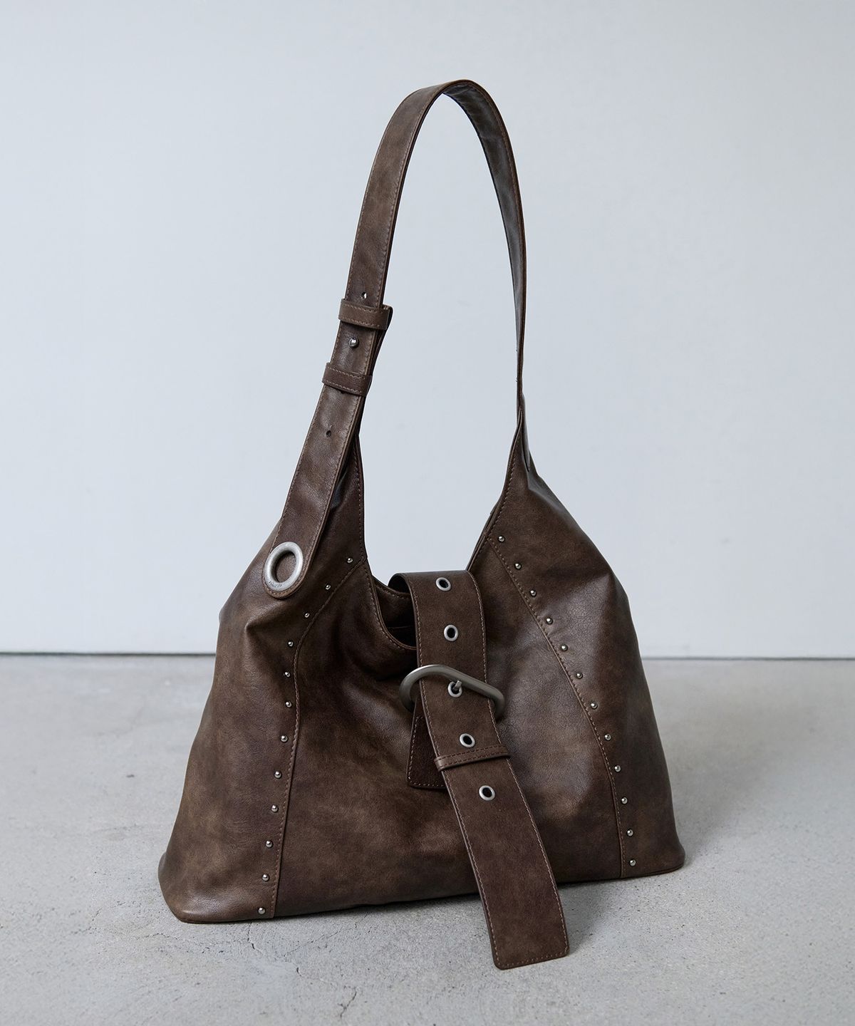 로라로라(ROLAROLA) STUD LEATHER SHOULDER BAG BROWN