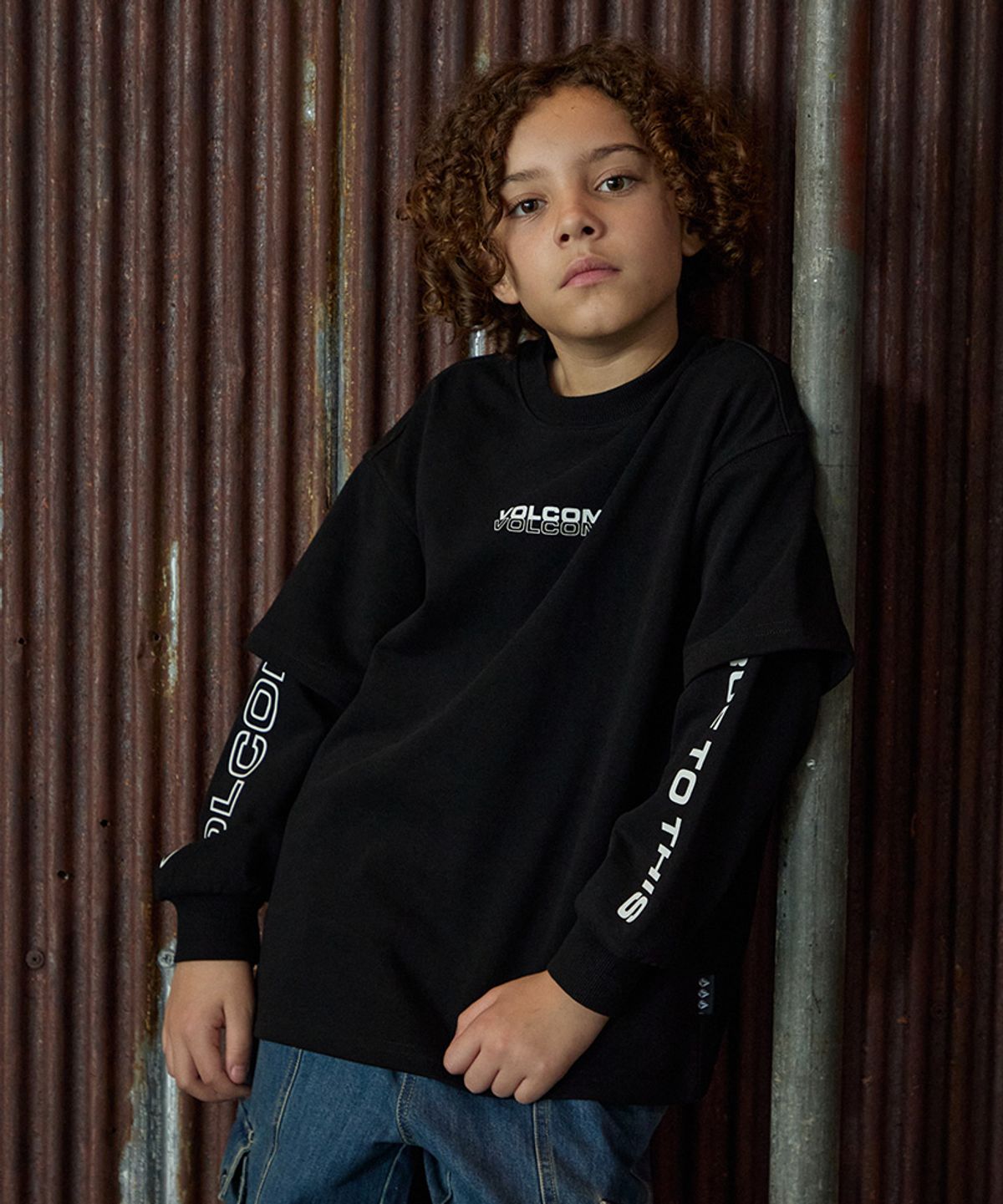 볼컴 키즈(VOLCOM KIDS) 볼컴키즈 레터링 레이어드 맨투맨 D5F006