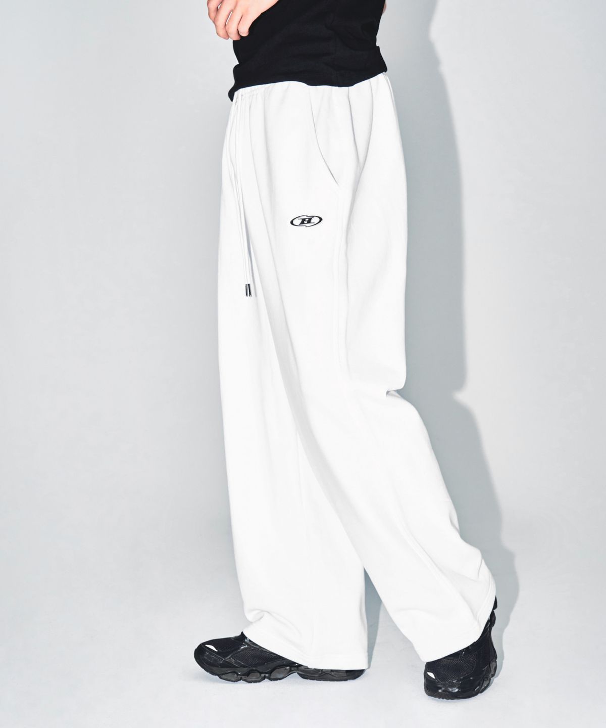 본투윈(BORN TO WIN) CHROME B SEMI WIDE PANTS [WHITE]