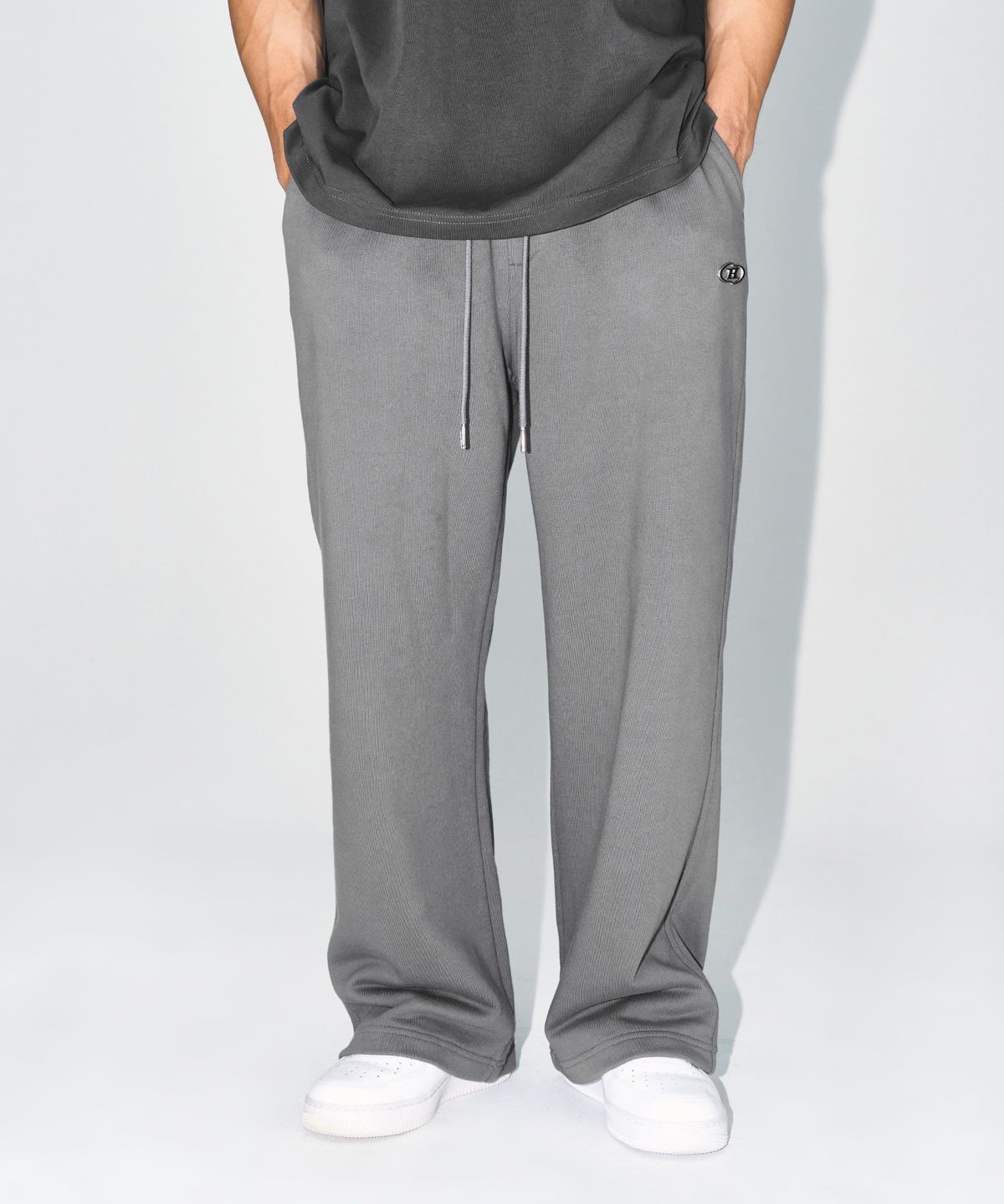 본투윈(BORN TO WIN) CHROME B SEMI WIDE PANTS [CHARCOAL]