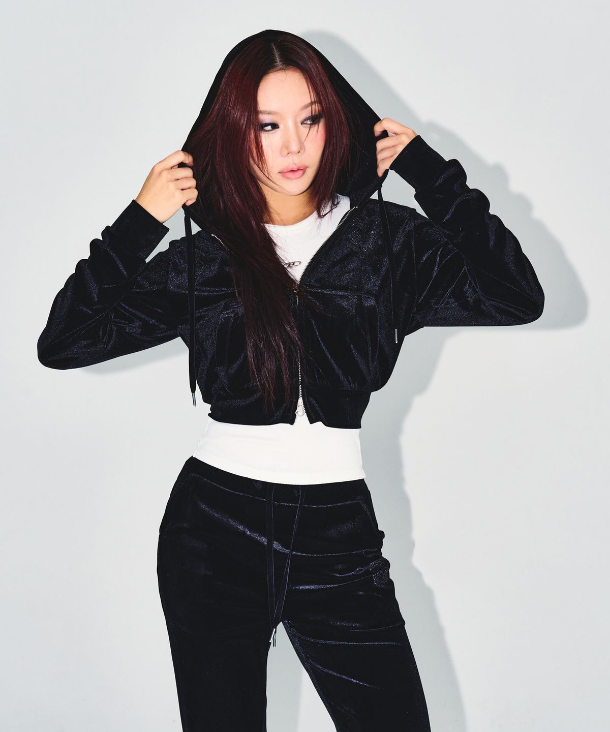 본투윈(BORN TO WIN) W DOUBLE B VELVET CROP HOODIE ZIP-UP [BLACK]