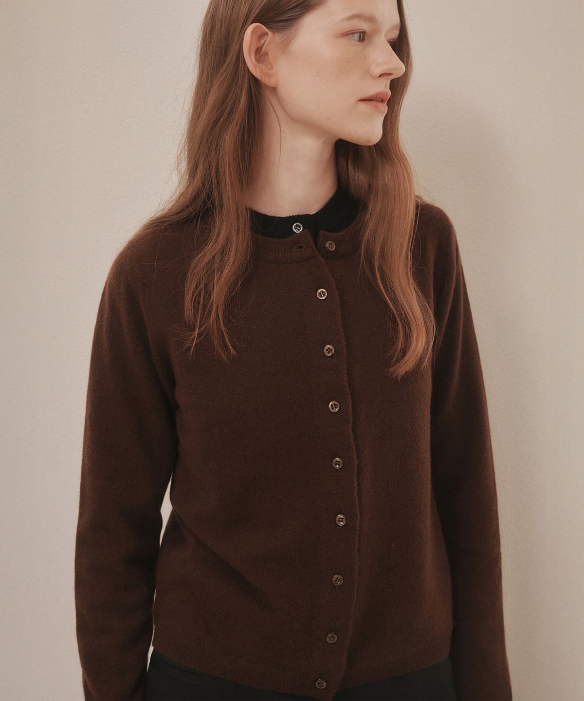 아바몰리(AVA MOLLI) ESSENTIAL SUPER FINE LAMBS WOOL CARDIGAN (BROWN)
