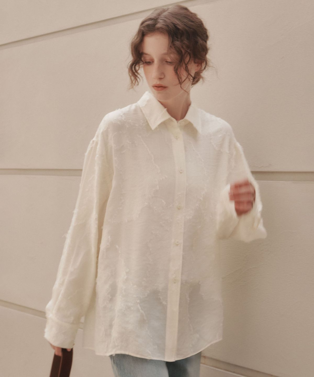 아바몰리(AVA MOLLI) JACQUARD BURN-OUT OVERFIT SHIRT (CREAM)