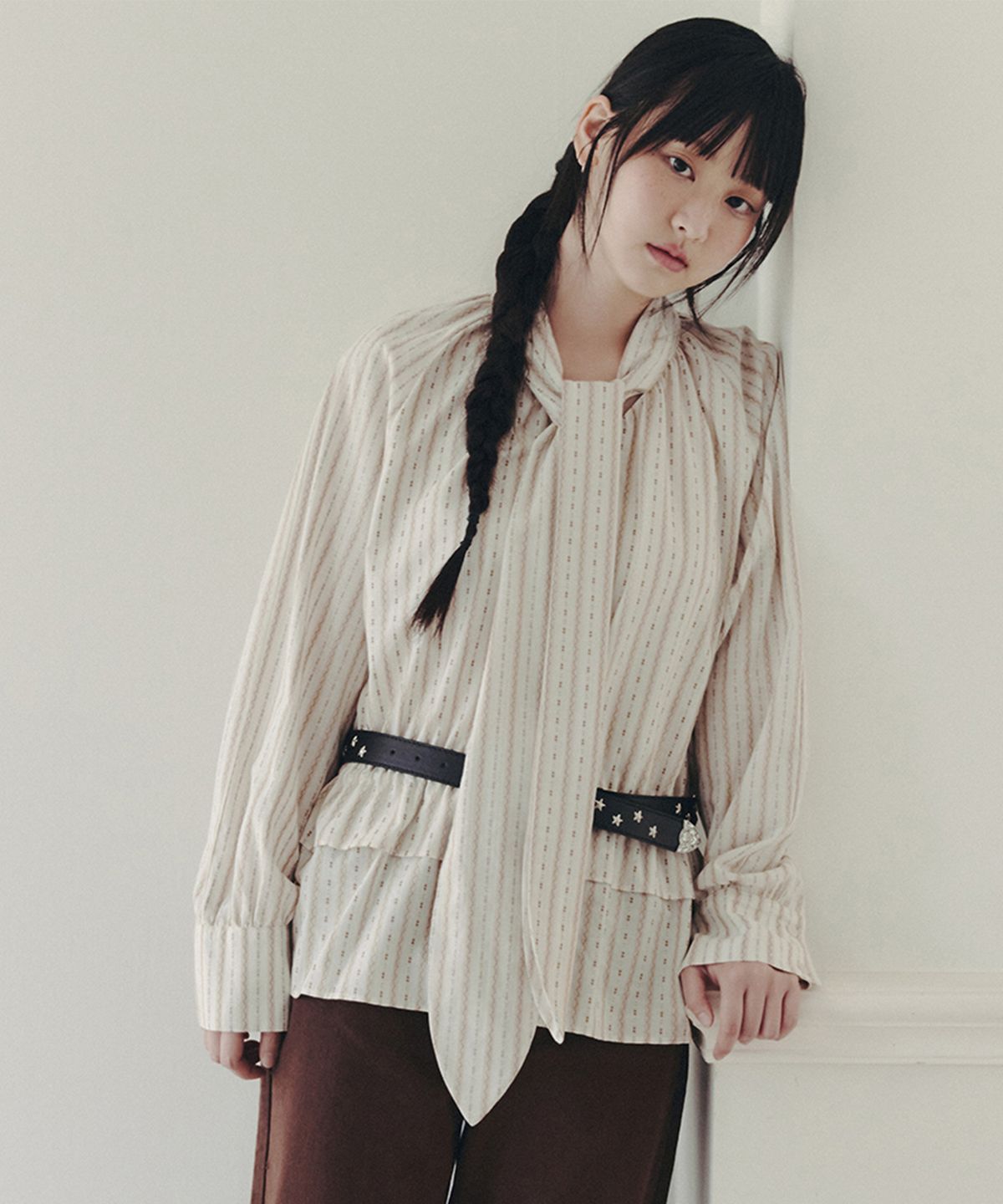 셀리테일즈(CELITAILS) STRIPED SHIRRING TIE BLOUSE_BEIGE