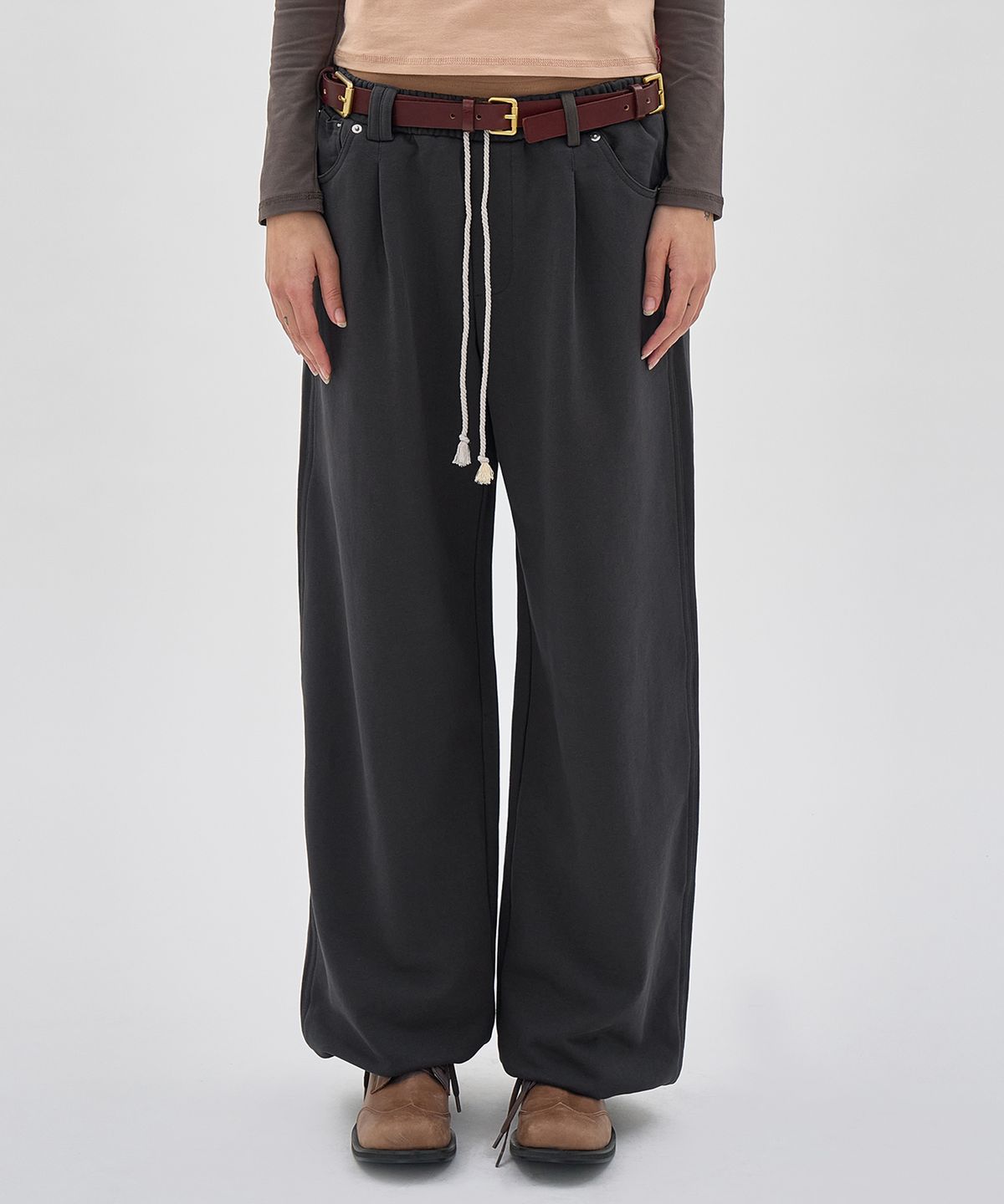 파르티멘토 우먼(PARTIMENTO WOMEN) 더블 웨이스트 플리티드 와이드 레그 스웻팬츠_차콜