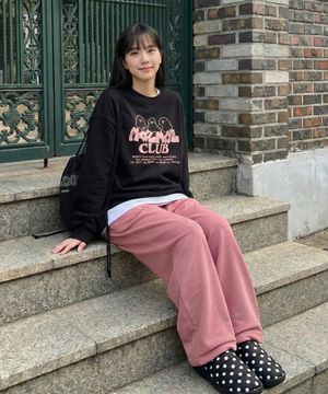 [SET] 고스트 클라우드 오버핏 맨투맨 + 소프트 쭈리 원턱 트레이닝팬츠 블랙