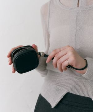 로브 미니 파우치 참 블랙