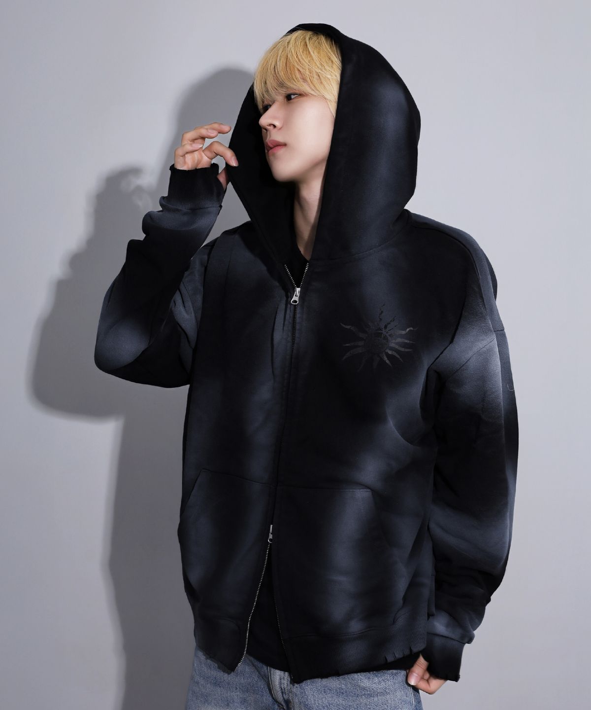 피마다지윈(PIMADAZIWIN) Aurora Eyes Hood Zip-Up_[Black]