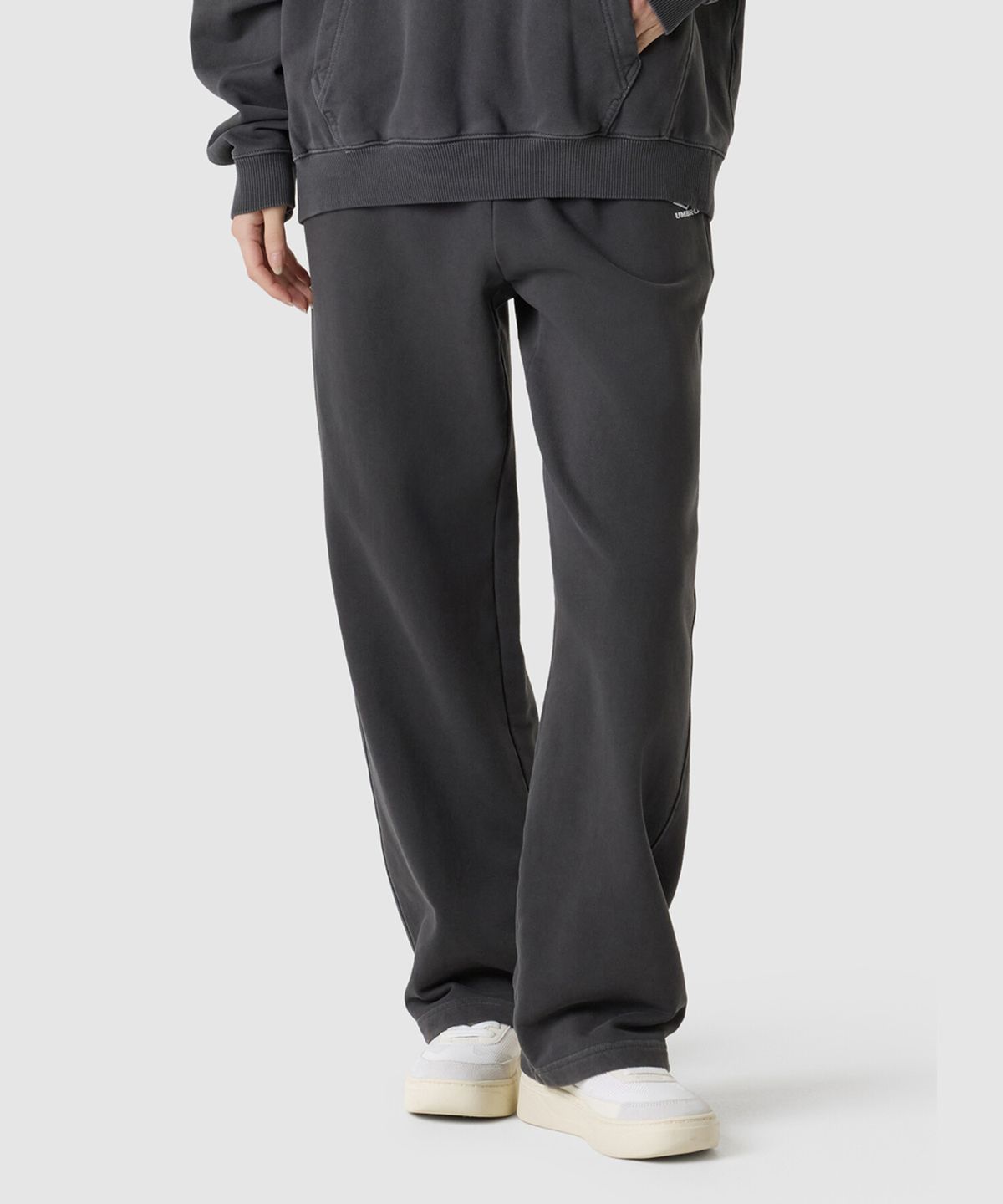 엄브로(UMBRO) HBL 가먼트 다잉 그래픽 와이드 스트레이트 스웨트 팬츠 차콜(UQ323CFP98)