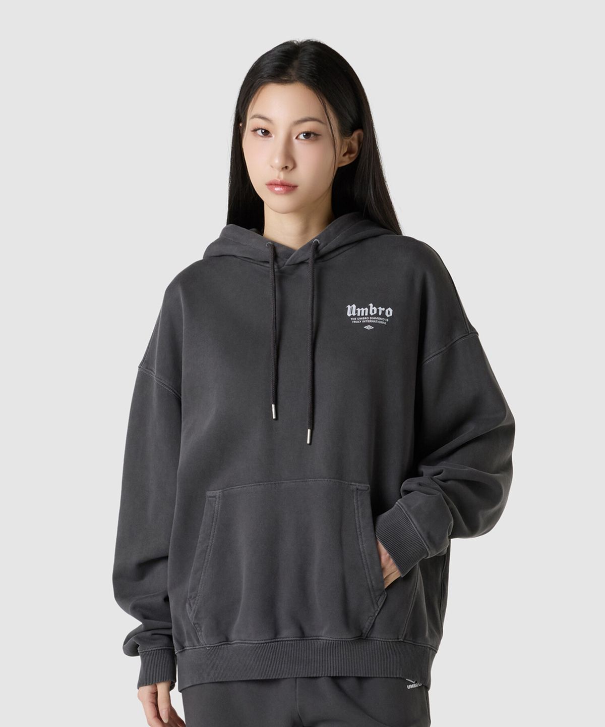 엄브로(UMBRO) HBL 가먼트 다잉 그래픽 후드 티셔츠 차콜(UQ321CHD98)