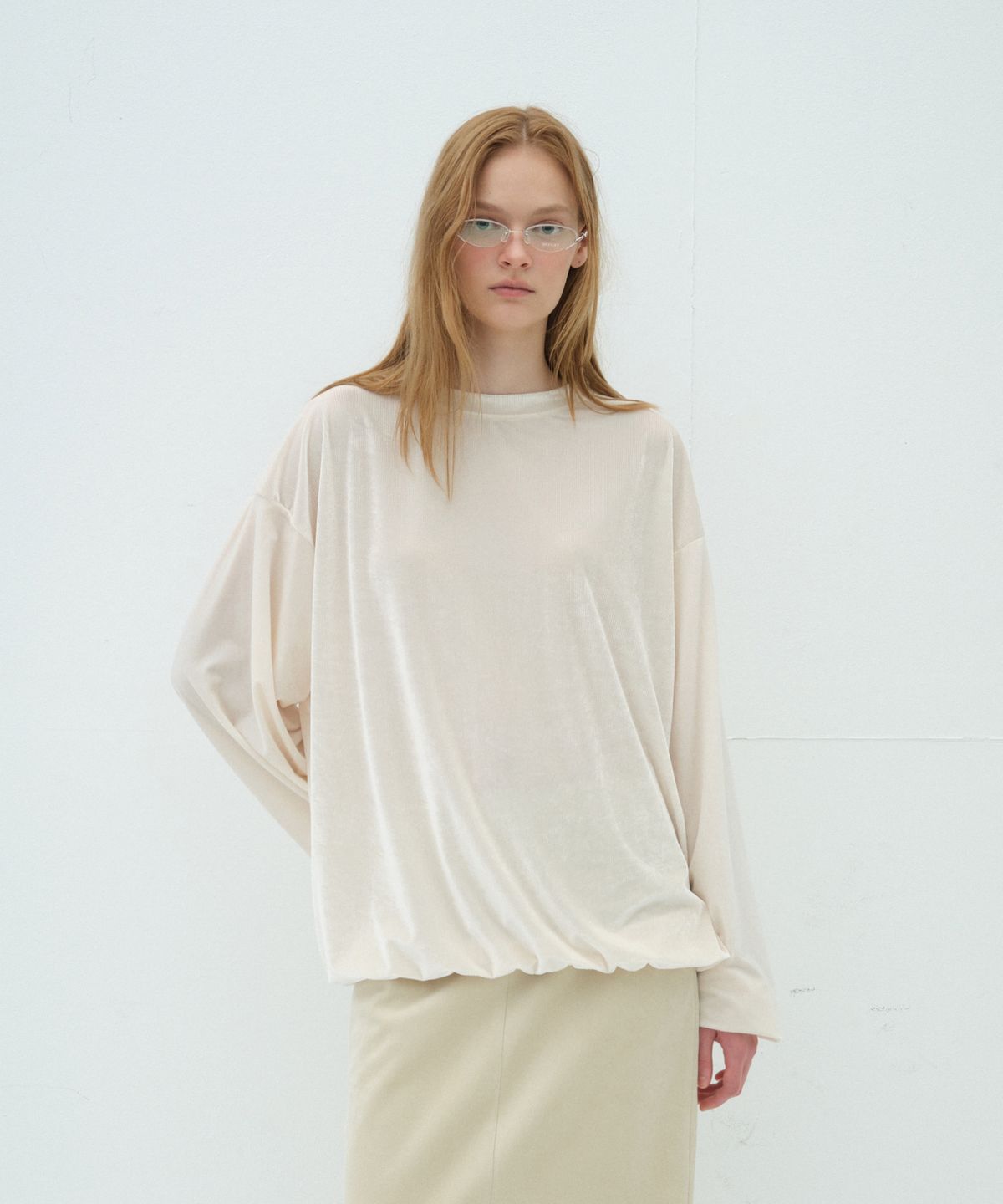오버듀플레어(OVERDUEFLAIR) GLOW LOOSE FIT VELVET T-SHIRT_IVORY