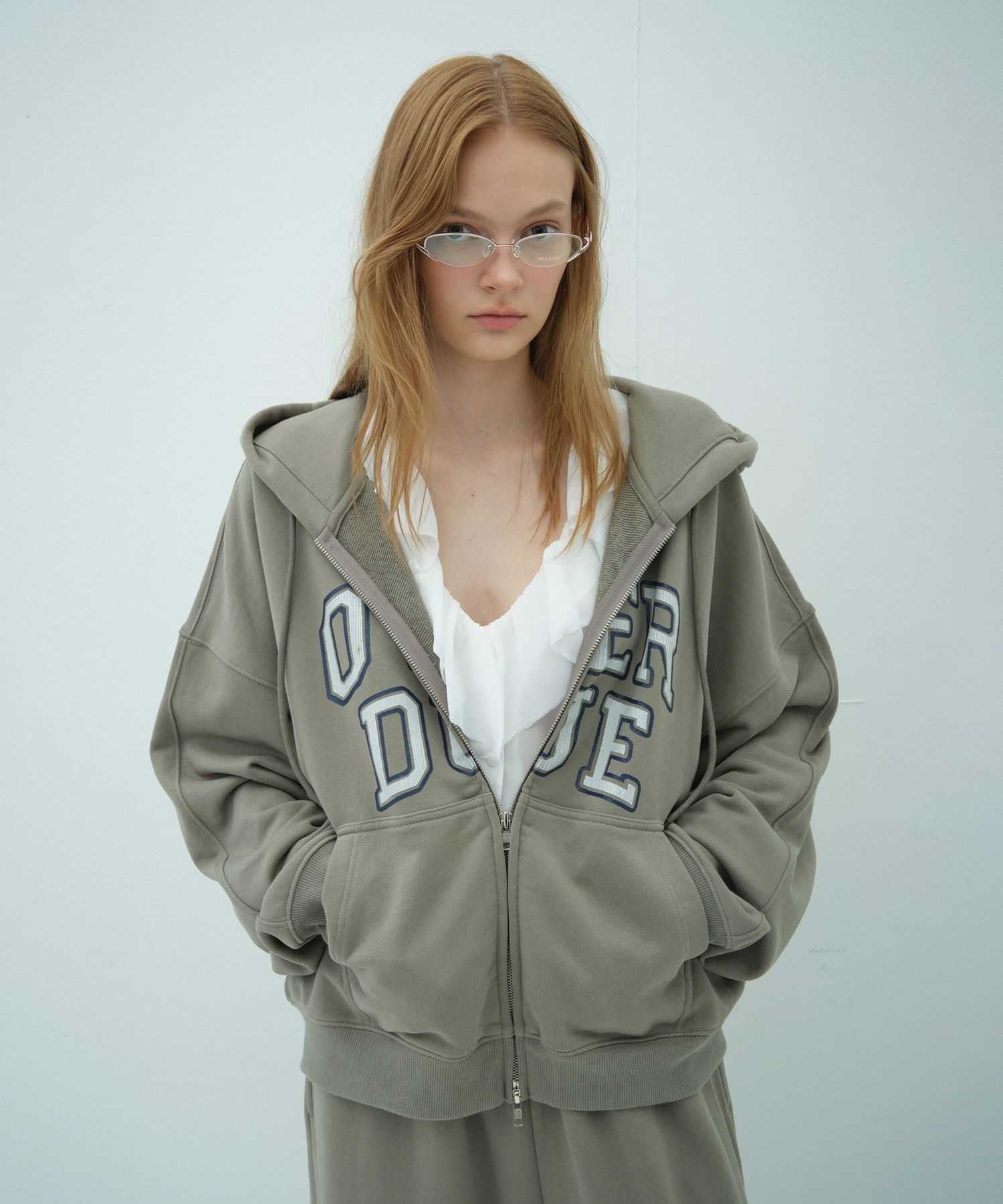 오버듀플레어(OVERDUEFLAIR) OVERDUE ZIP-UP HOODIE_KHAKI - 사이즈