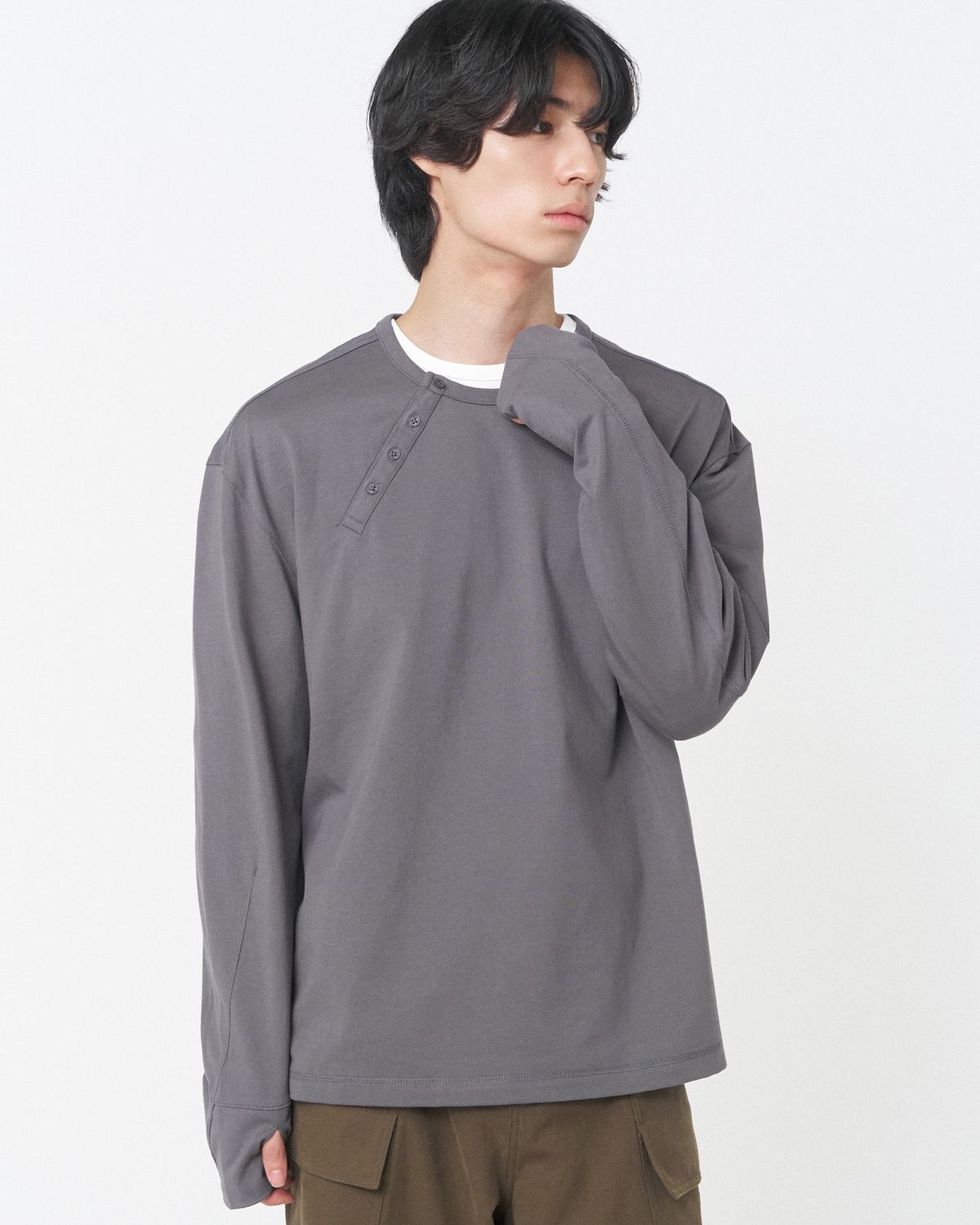 미세키서울 맨(MISEKISEOUL MEN) Diagonal henley neck long sleeves CHARCOAL