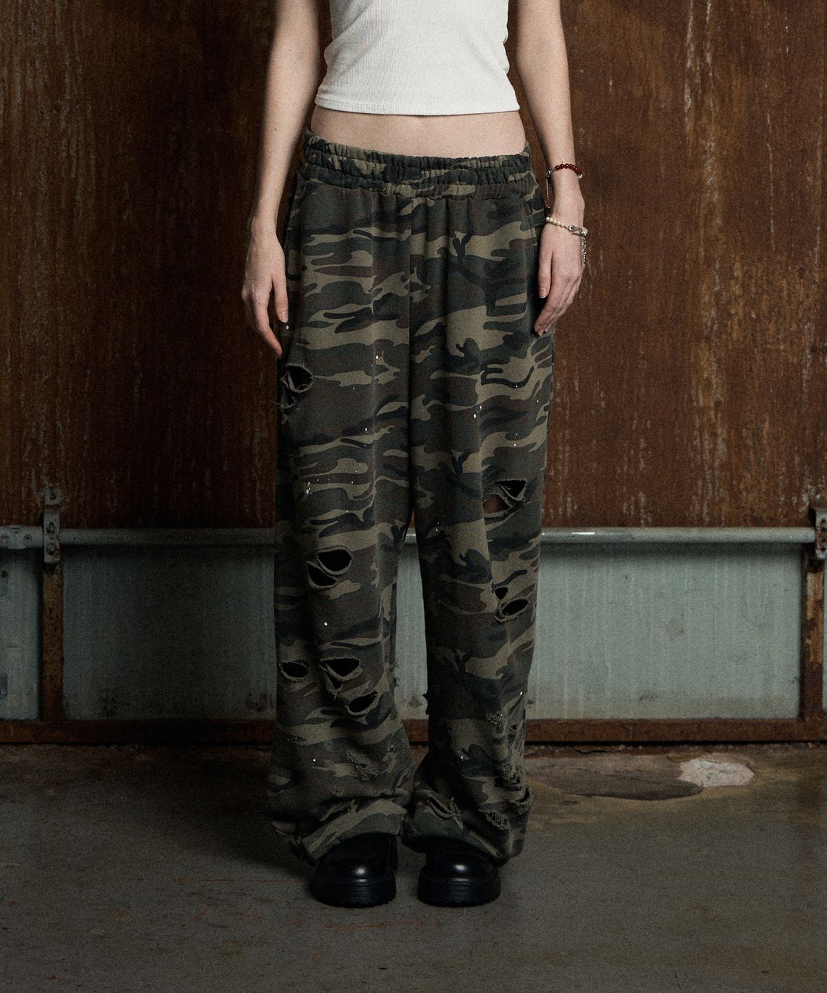 런던파퓸스 아카이브(LONDON PARFUMS ARCHIVE) CAMO DISTRESSED LOW SWEAT PANTS KHAKI
