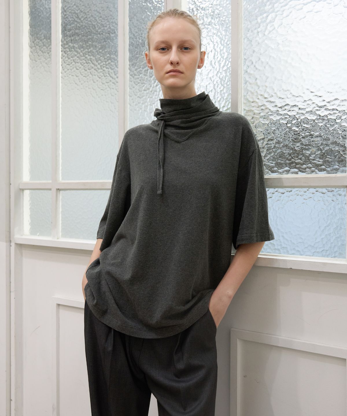 르바(LEVAR) Soft Peach Scarf T-Shirt - Charcoal